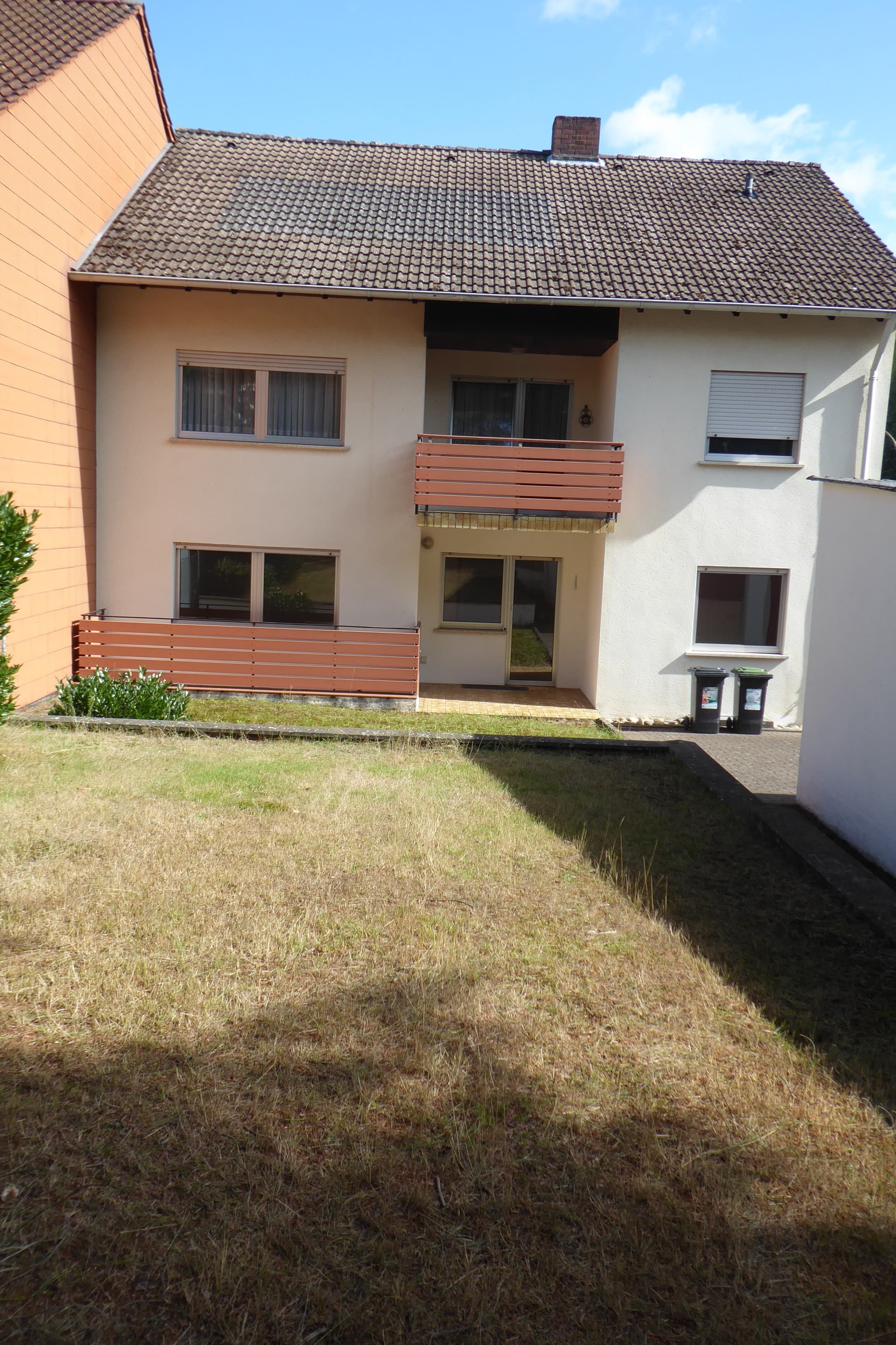 Dreifamilienhaus mit 2 Garagen