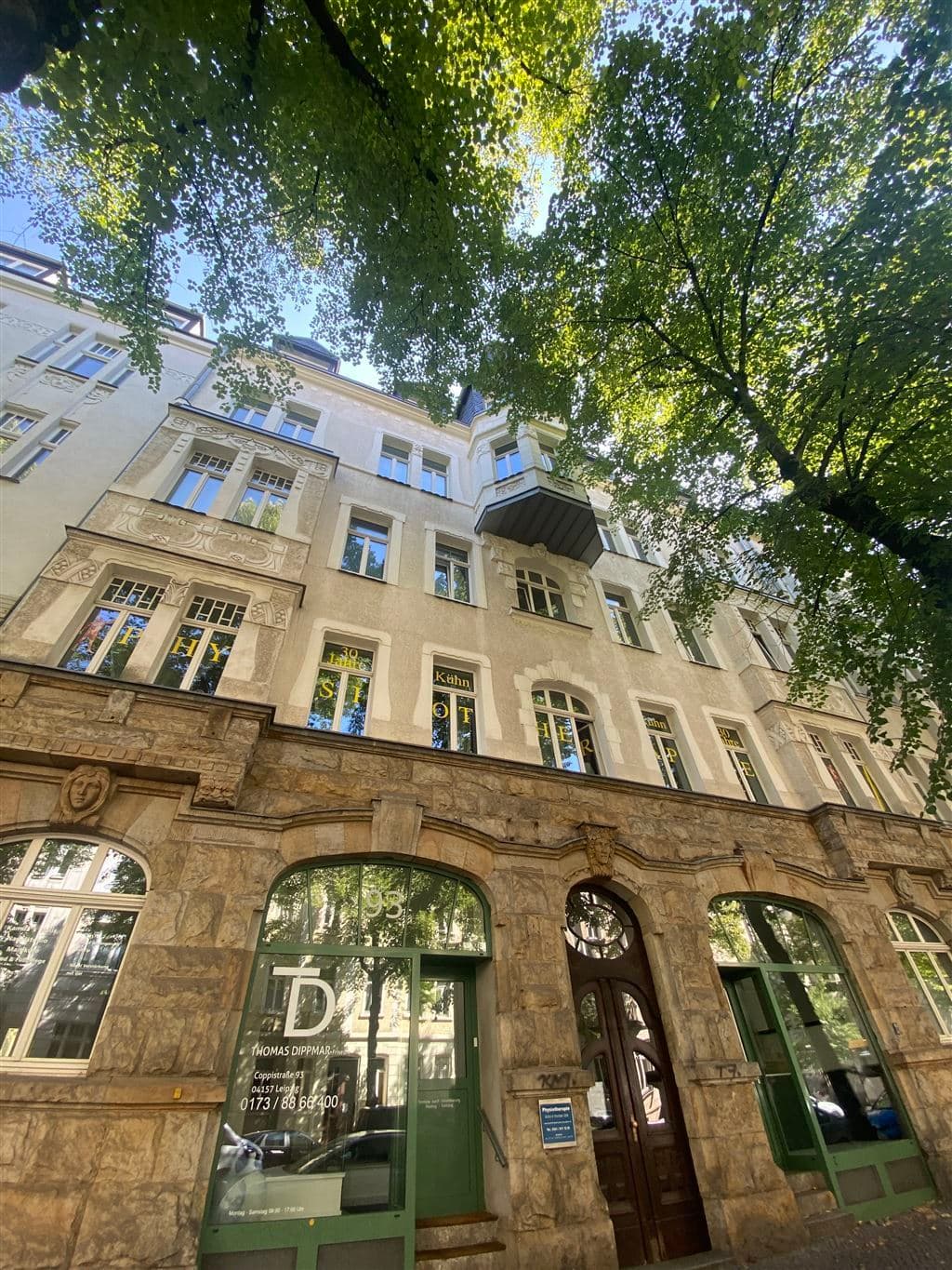 Gohlis* tolle 2,5 Zimmer-DG-Whg. * Parkett* Bad mit Wanne + Dusche* * Aufzug* EBK*Wandschränke