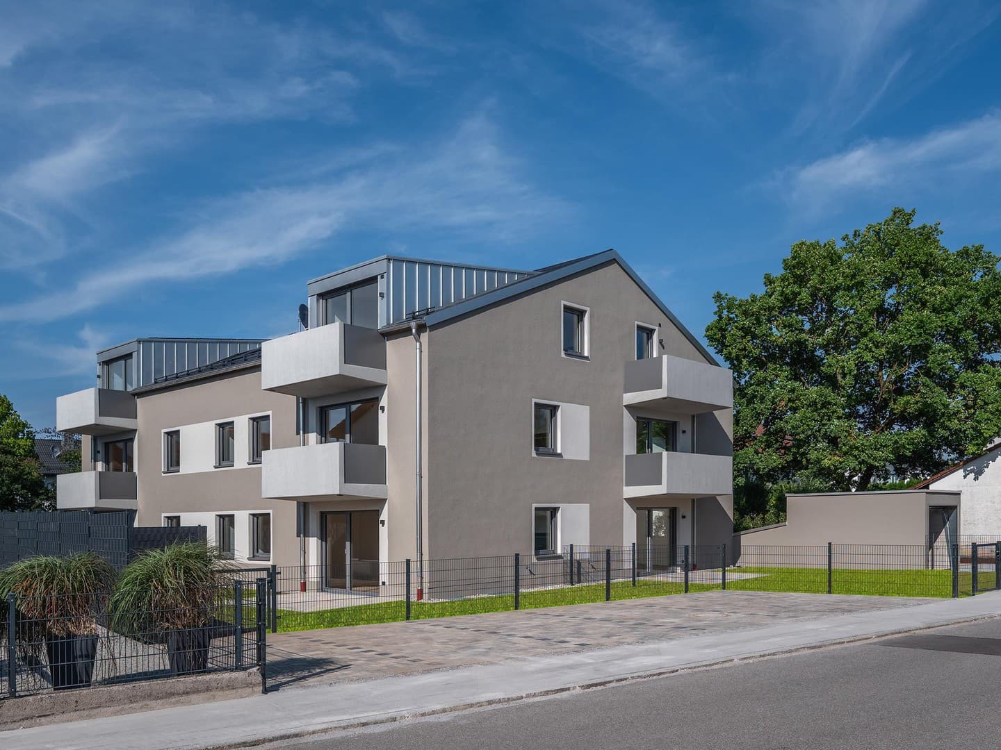 Bezugsfertig: Neubau-DG-Wohnung mit Balkon + EBK in Parsdorf bei München | KfW-40-QNG - WE 12