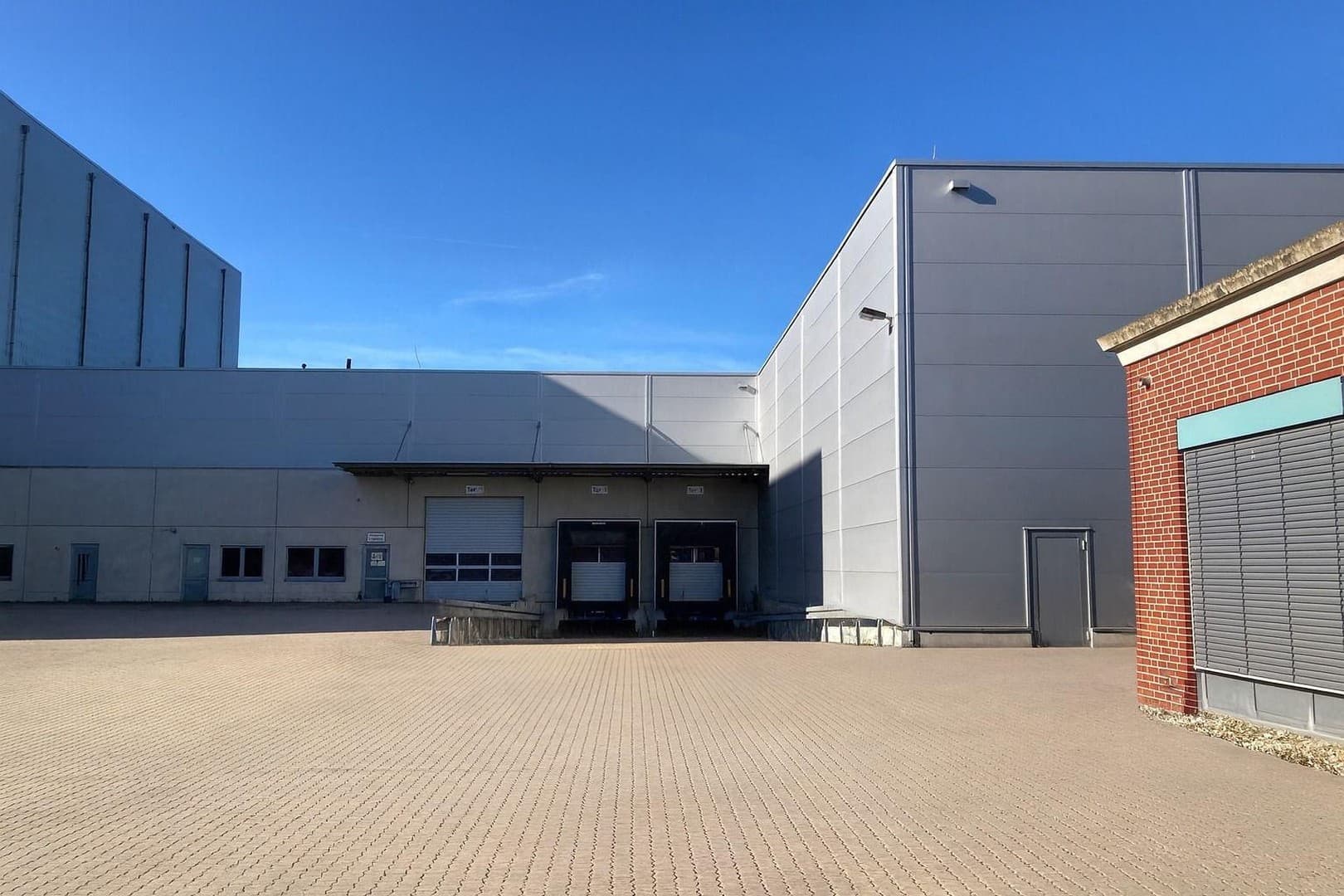 Produktions- und Lagerhalle mit Büro