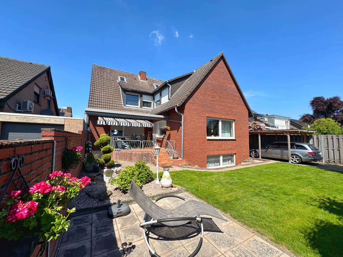Gepflegtes Zweifamilienhaus mit schönem Garten in Hollingen!