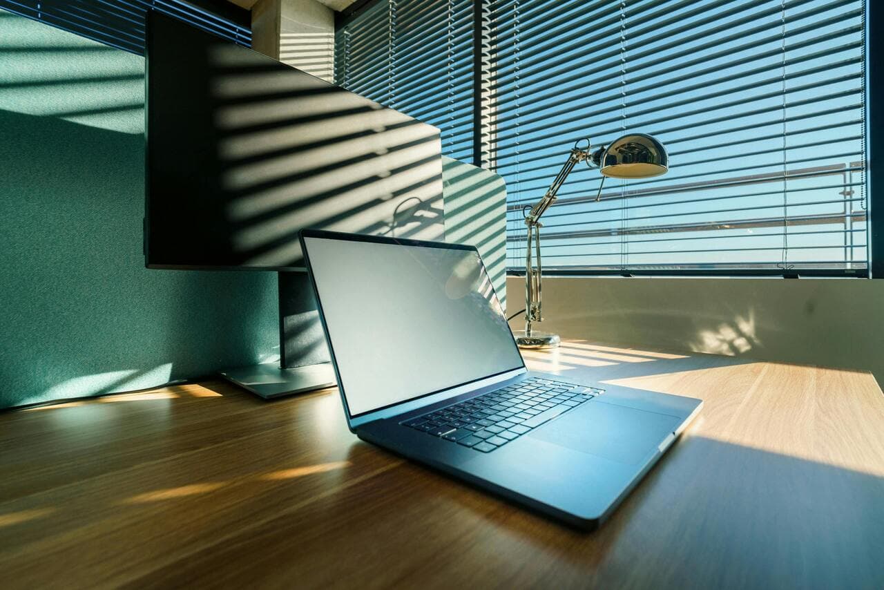 Der richtige Bürotisch für Ihren Bedarf: So finden Sie ihn 