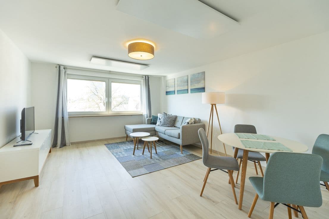 Frisch sanierte helle 2-Zi-WG mit Balkon