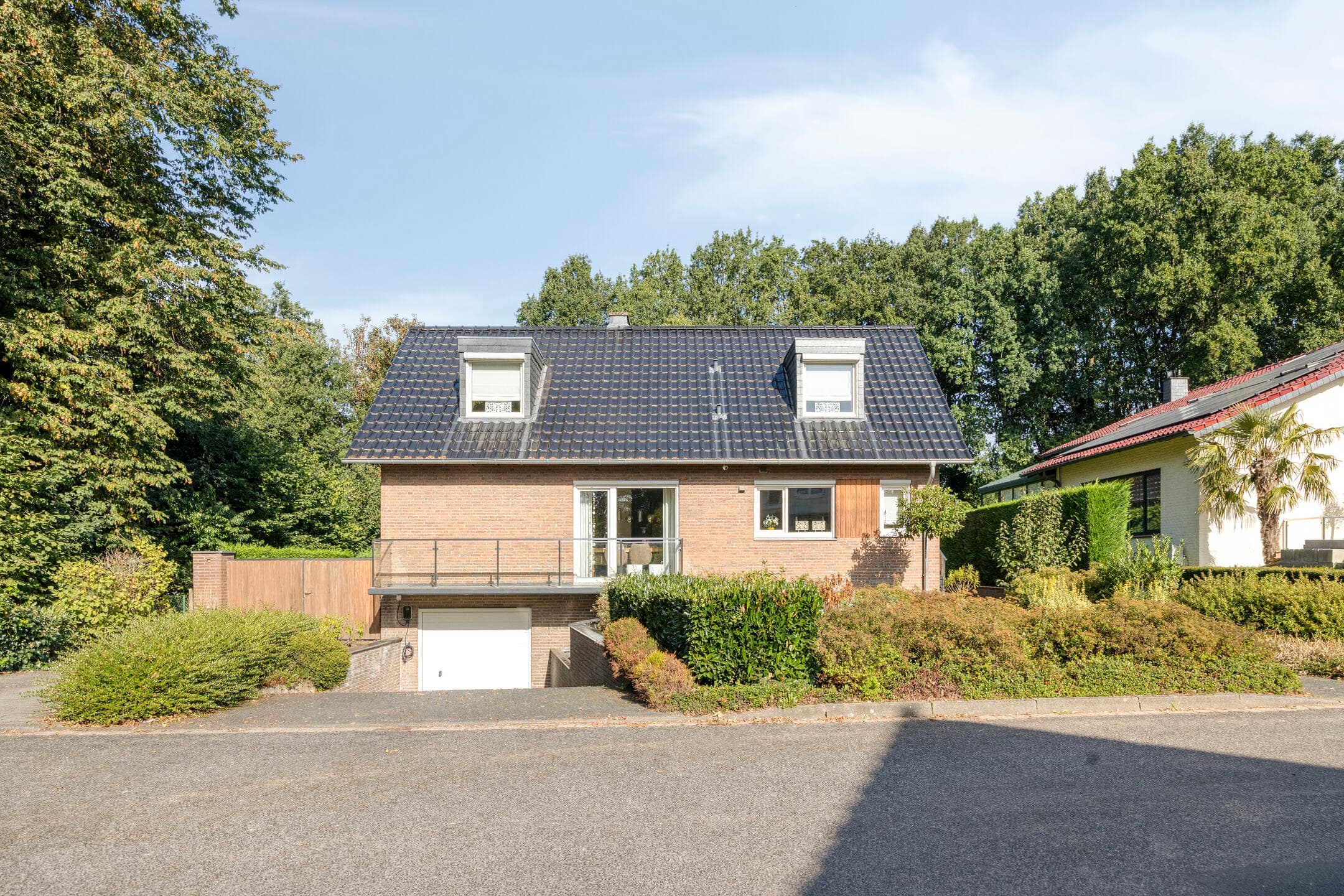 Großzügiges freistehendes Landhaus mit sechs Schlafzimmern, Souterrain und moderner Energietechnik in einer grünen Top-Wohnlage von Süsterseel.....