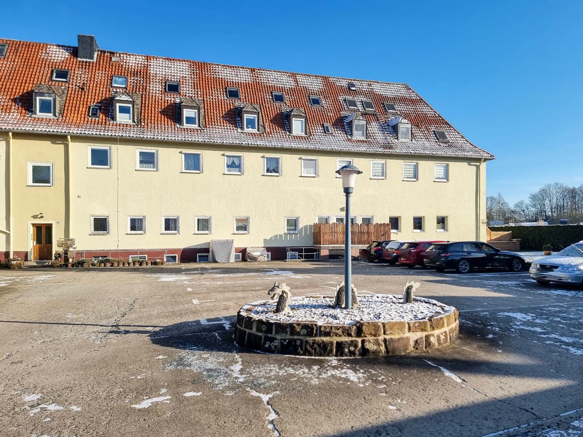 Ruhig wohnen mit Grünblick – helle 3-Zimmer-Wohnung mit Einbauküche & Stellplatz