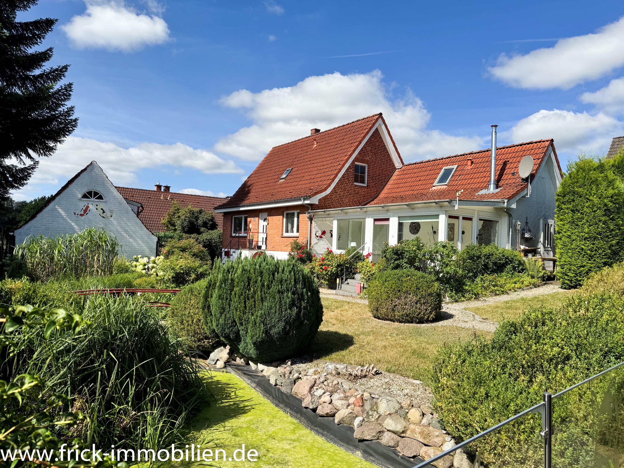 Einfamilienhaus mit Nebengebäude, Garage und herrlichem Grundstück