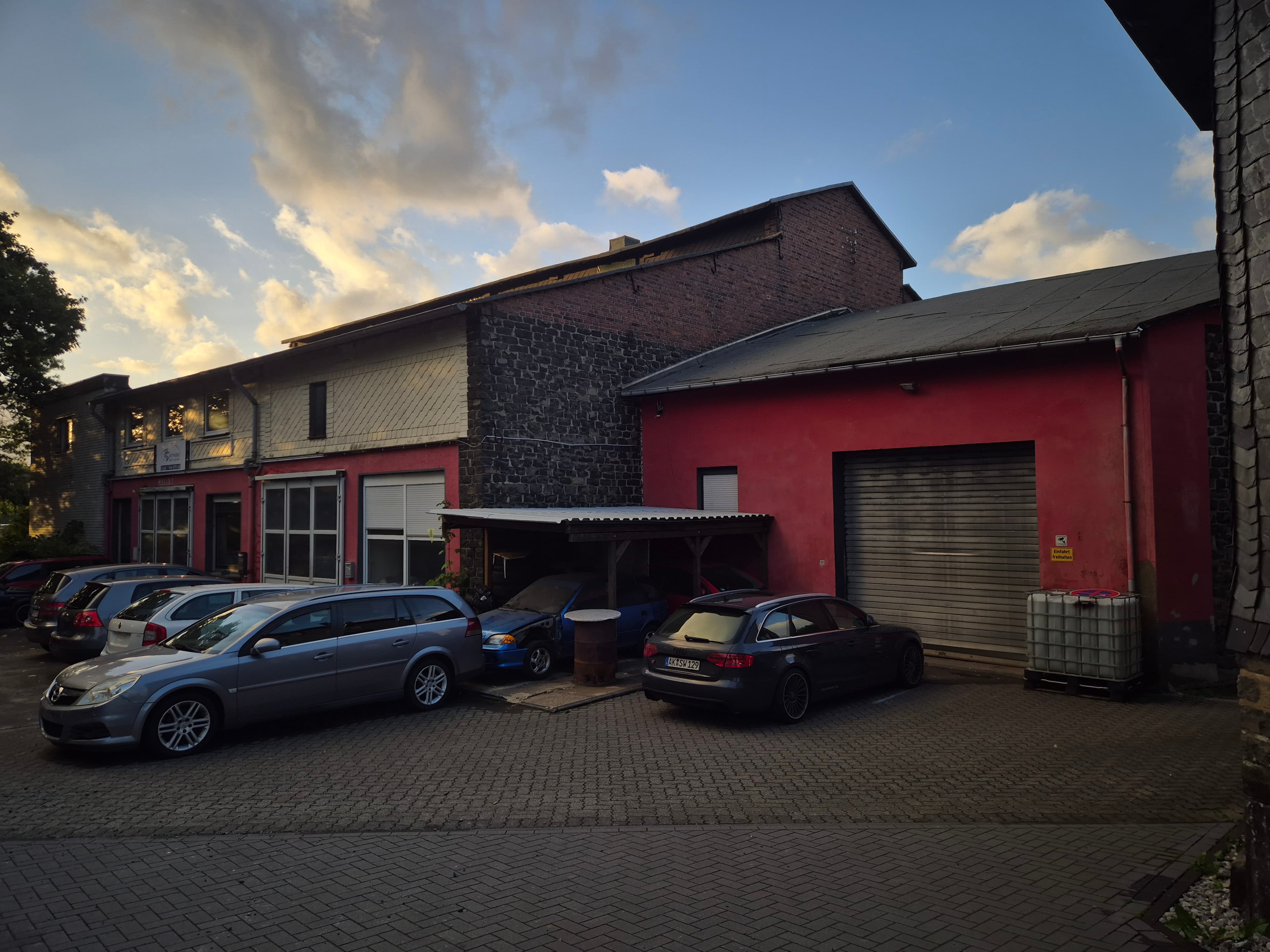 Halle / Gewerbeimmobilie mit laufenden Mieteinnahmen – ca. 1.915 m² Nutzfläche auf 2.350 m² Grundstück