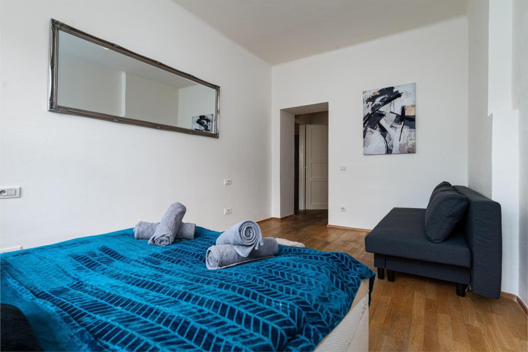 Großzügige, voll möblierte Wohnung mit 156 m², zwei Schlafzimmern, Balkon