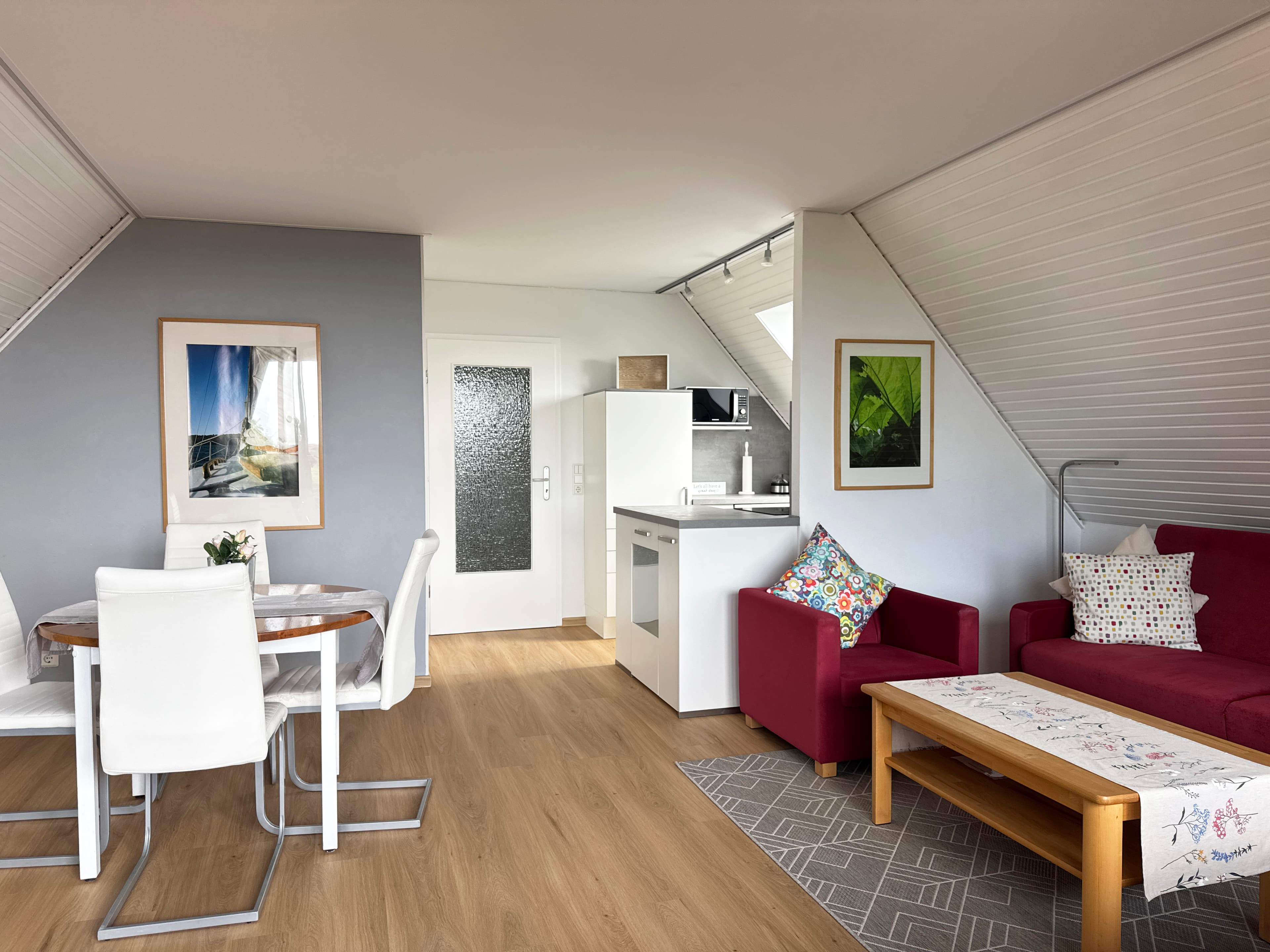 Hooksiel: Attraktive Kapitalanlage oder privater Rückzugsort: Sonnige Wohnung mit großer Südloggia!