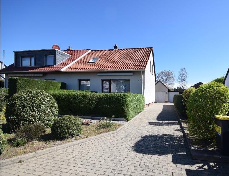 Doppelhaushälfte mit separater Garage