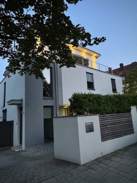 Sonnige Dachterrassenwohnung in Harlaching – Nähe Tiroler Platz und Tierpark