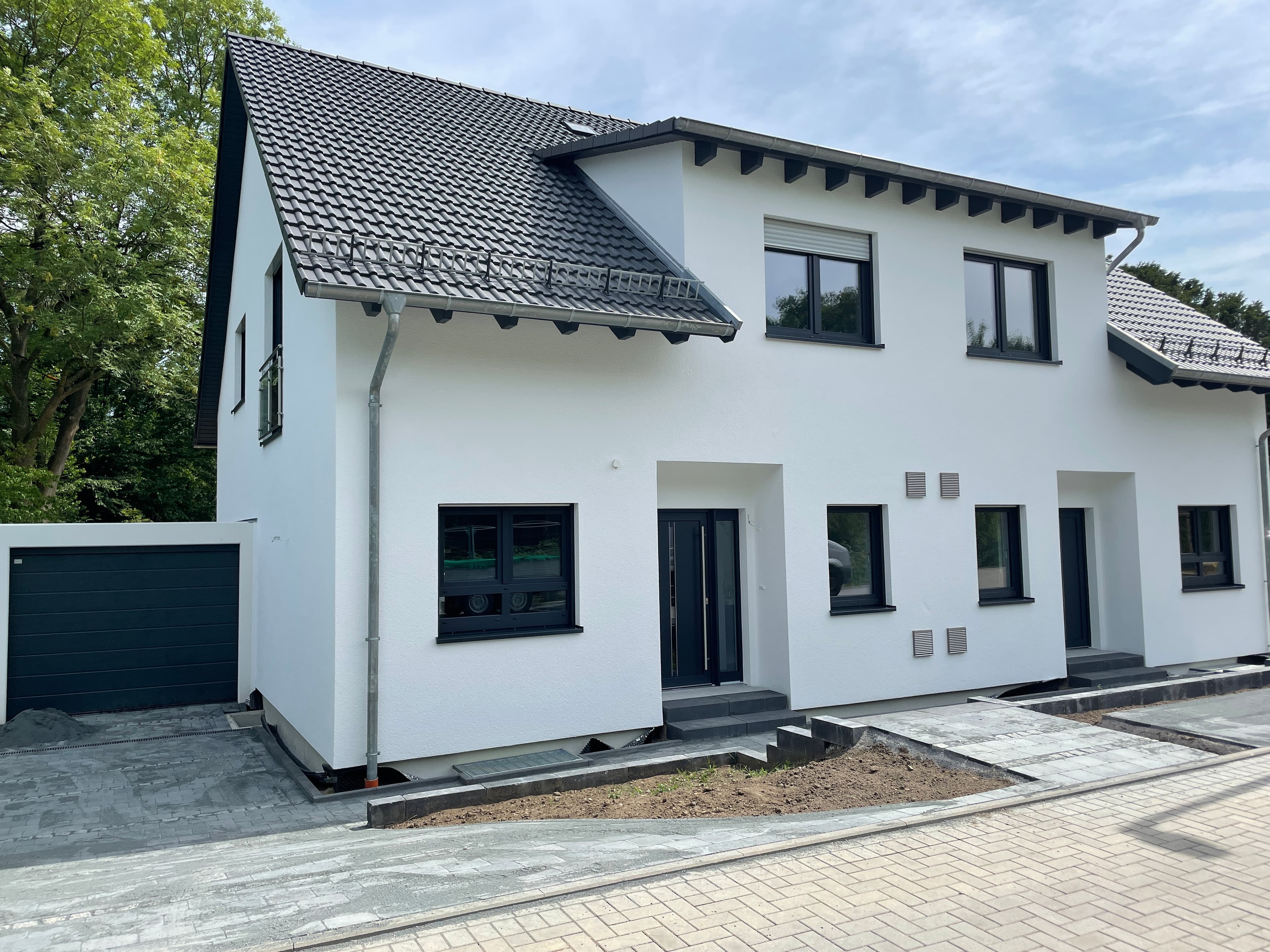 Neubau-Doppelhaushälfte von OKAL mit Garage – hochwertiges Wohnen zur Miete