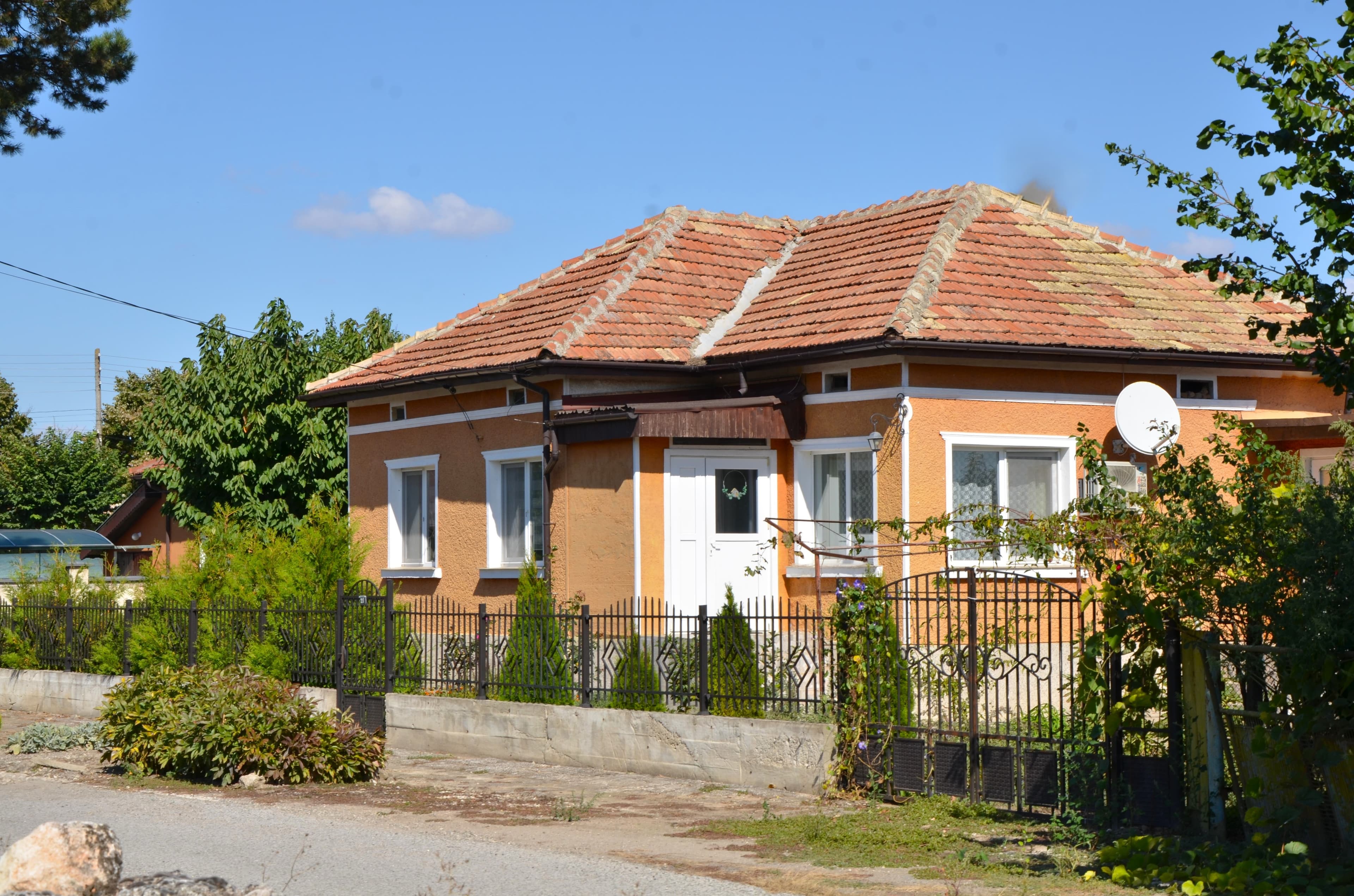 Renoviertes Haus mit Gästehaus und 1.100 m² Grundstück in Kardam