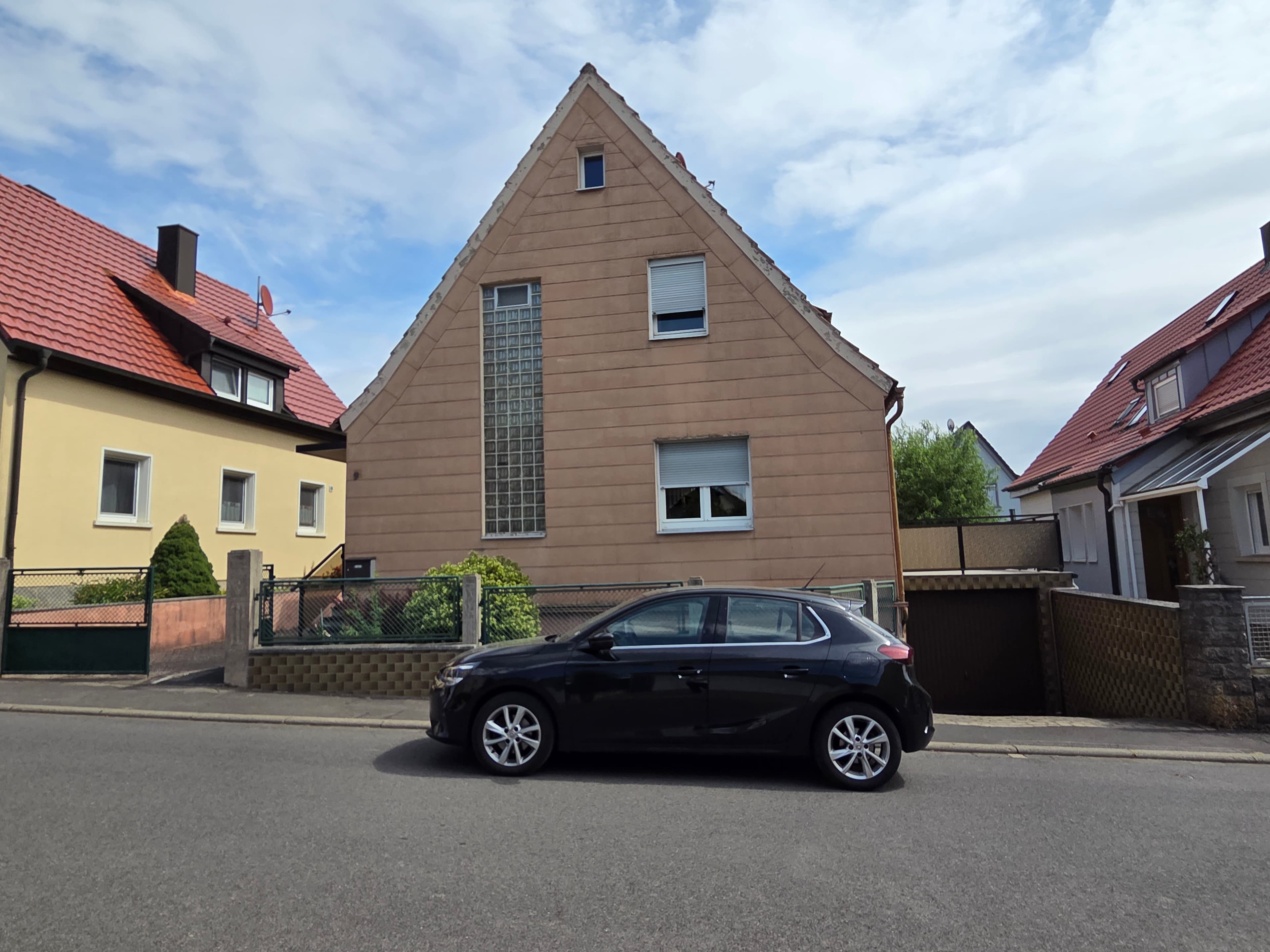 Großes Einfamilienhaus mit Nebengebäude und Garten