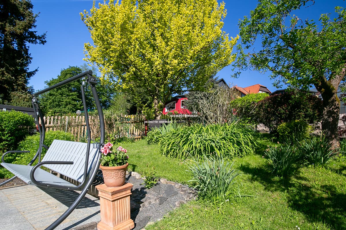 GEPFLEGTES MEHRFAMILIENHAUS MIT TERRASSE & GARAGE IN IDYLLISCHER LAGE !