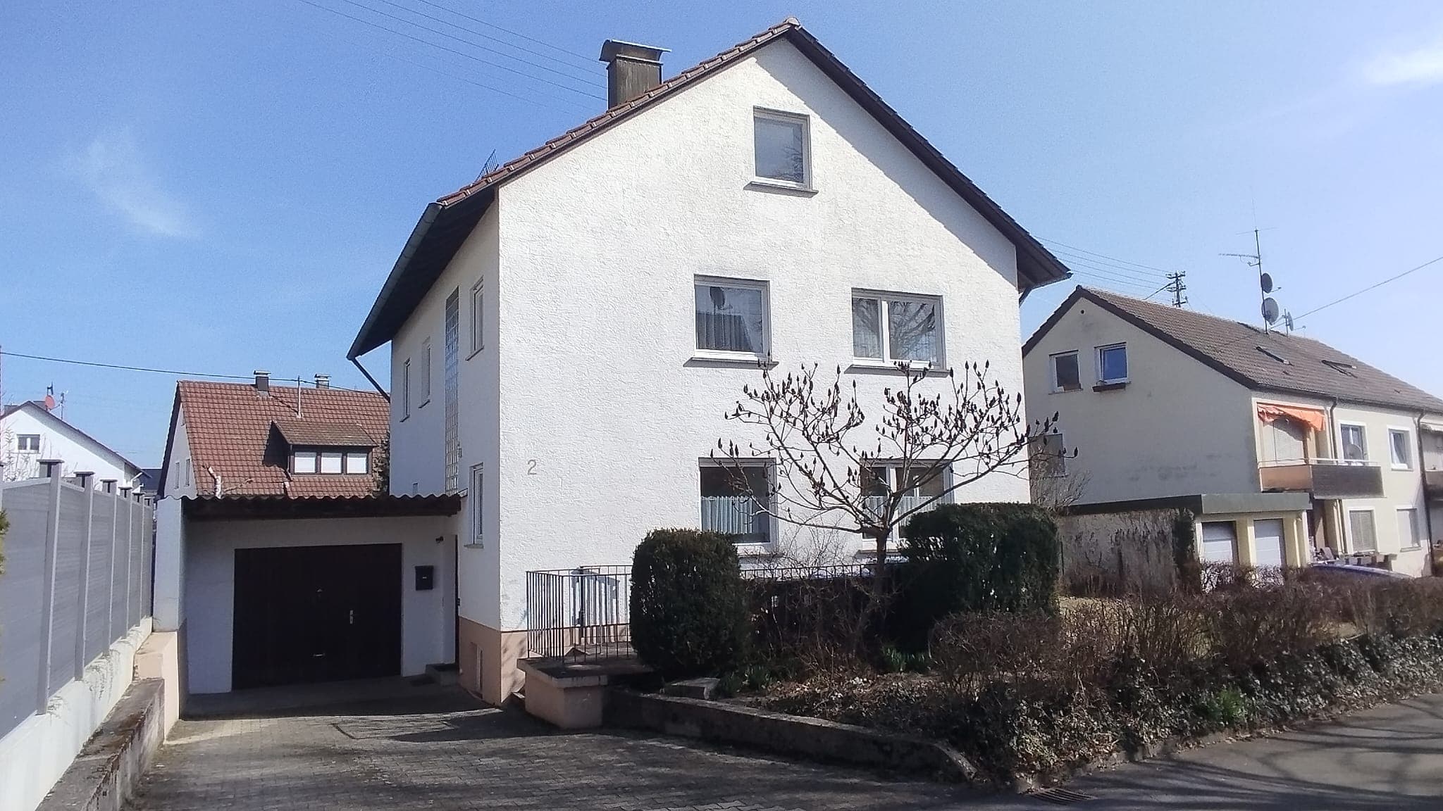 Ein- Zweifamilienhaus mit Garten und großer Garage