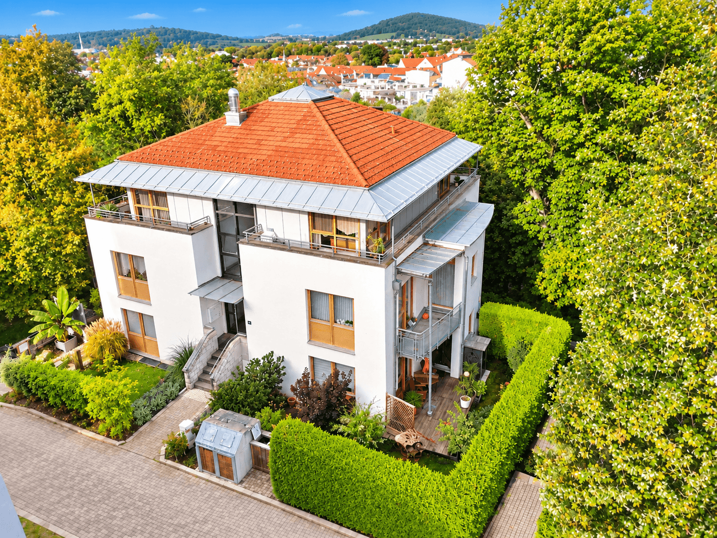 Hochwertig möblierte 4-Raumwohnung mit Terrasse, Grünfläche und Balkon