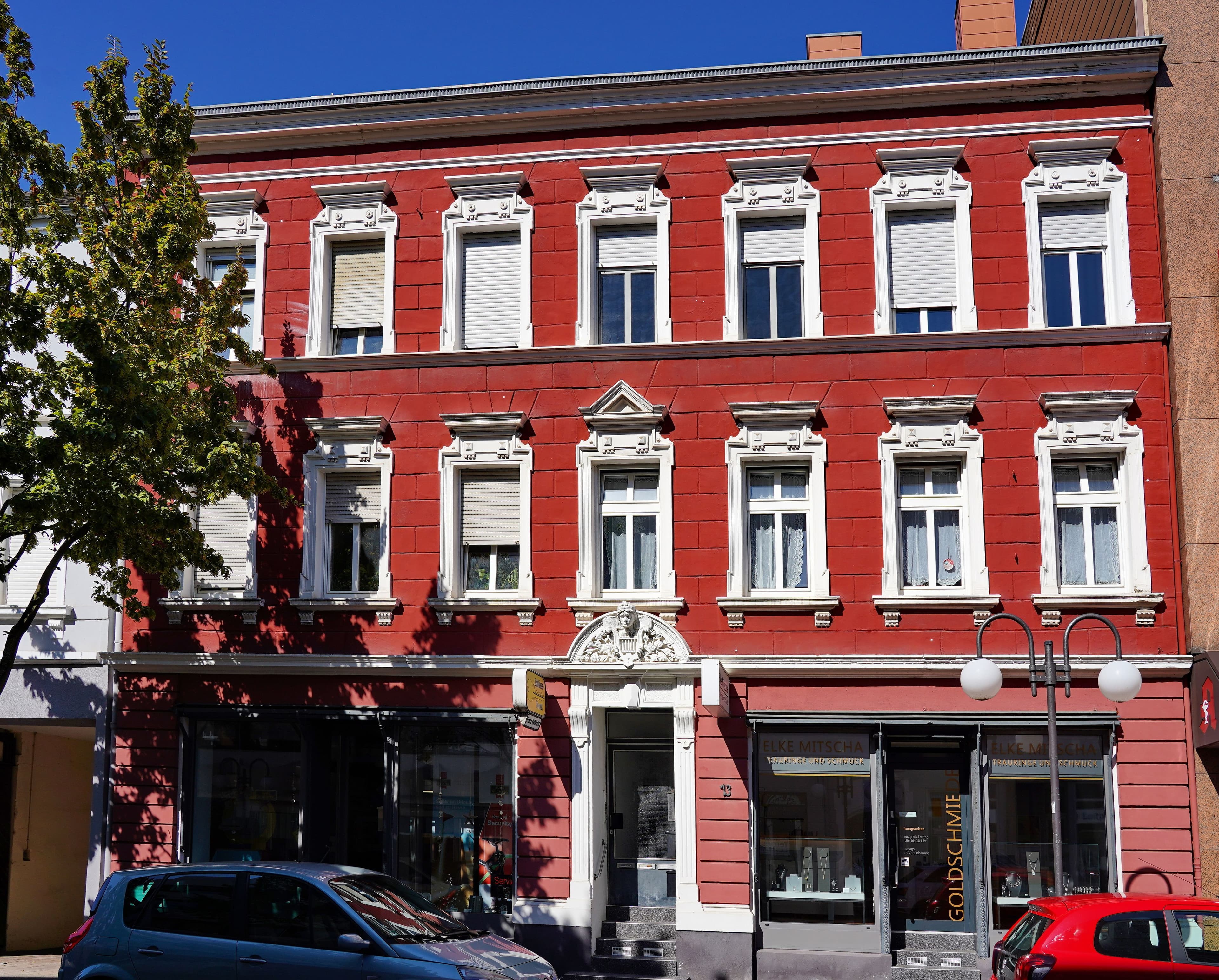 Stilvolles Wohn- u. Geschäftshaus mit Nebengebäden und Stellplätzen