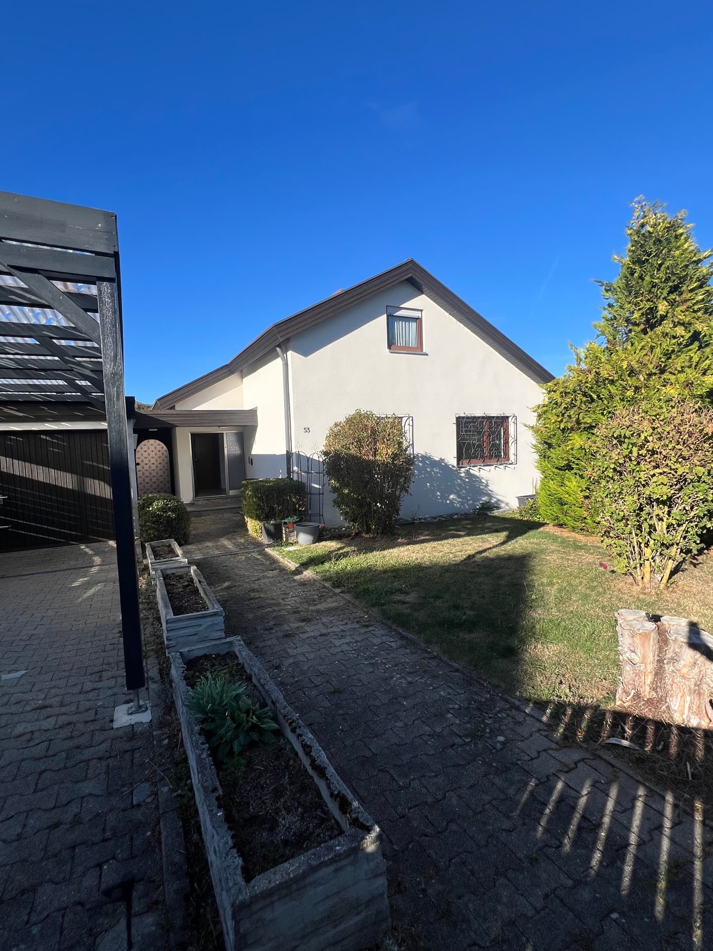 EINFAMILIENHAUS MIT EINLIEGERWOHNUNG, GROßEM GRUNDSTÜCK & RENDITE- und AUSBAUPOTENZIAL