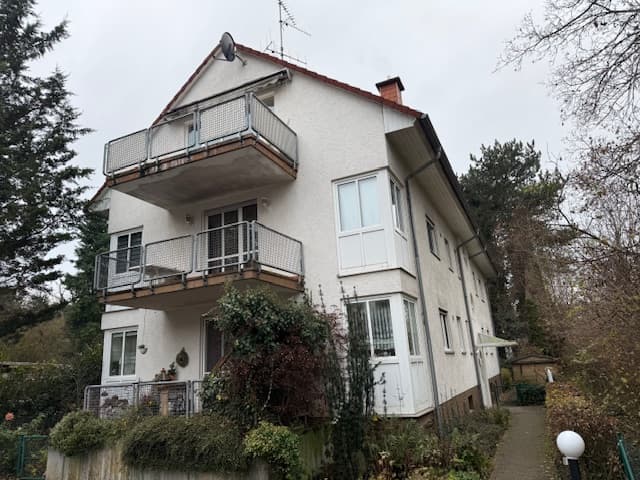 Gepflegte Dachgeschosswohnung in kleiner Wohneinheit
