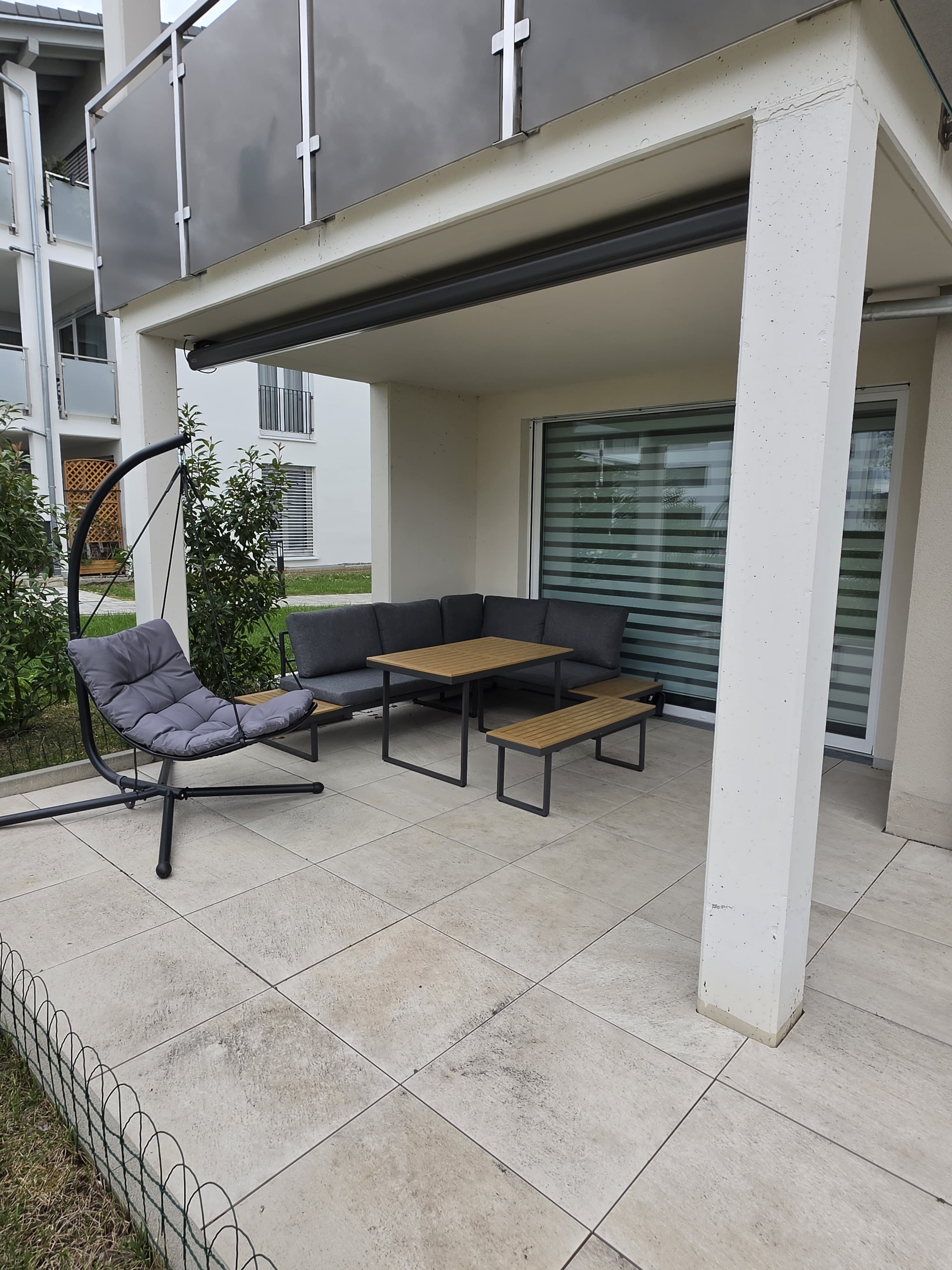 Moderne 3,5-Zimmer-Erdgeschosswohnung mit grosser Terrasse – 100 m², zwei Bäder, drei Parkplätze