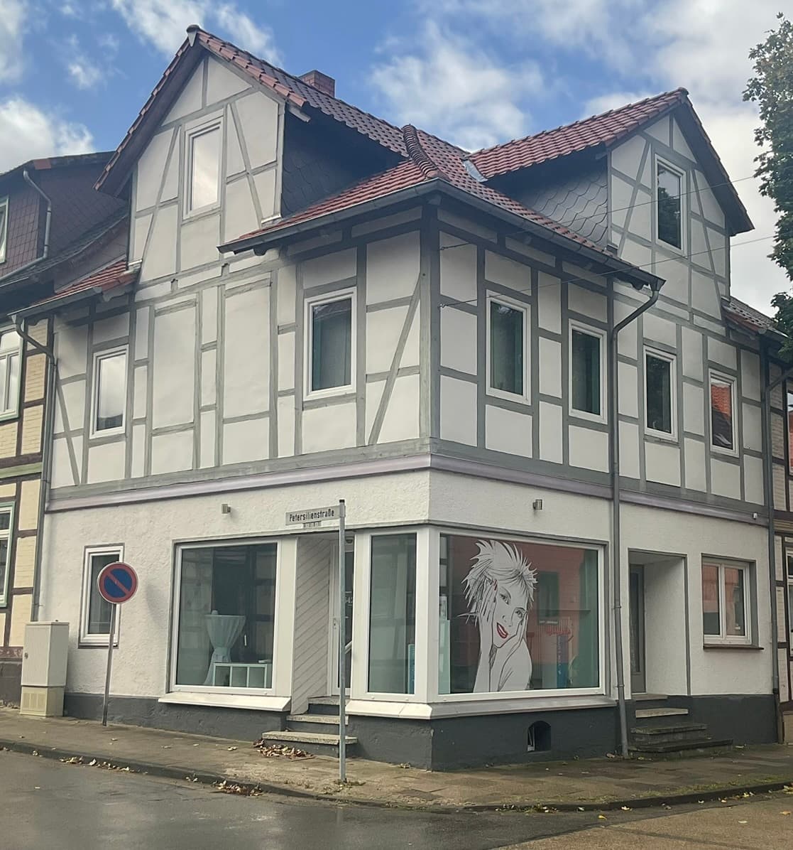 Wohn- und Geschäftshaus mit großzügigem Eckschaufenster