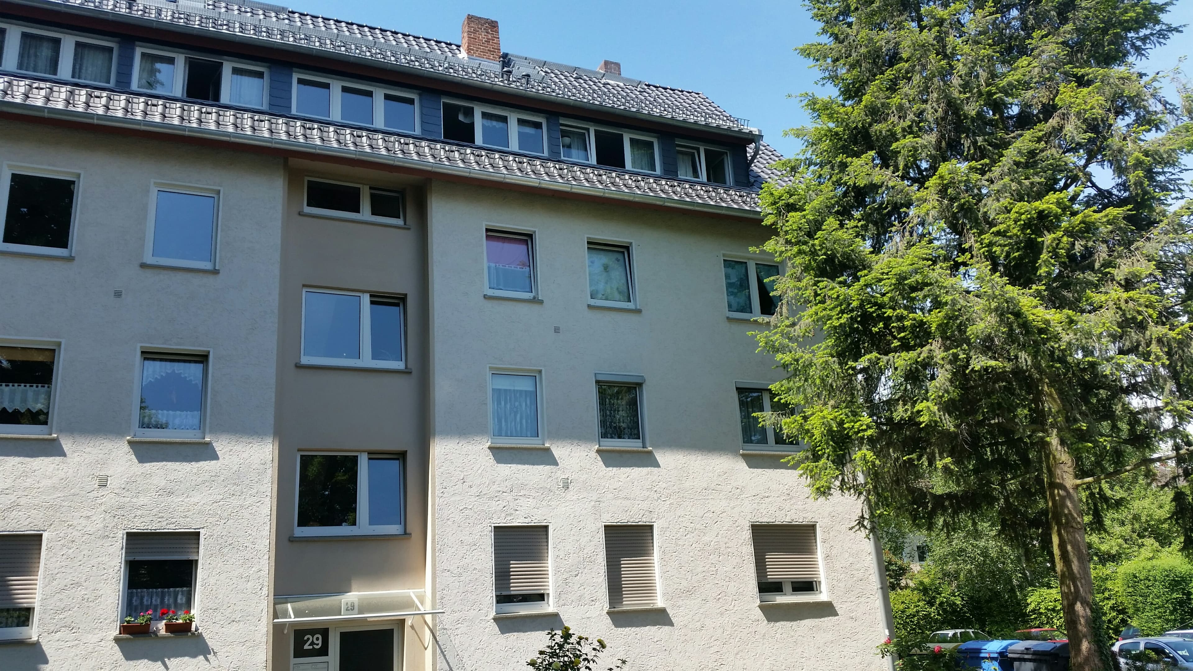PROVISIONSFREI – Bezugsfreie 3-Zimmer-DG-Wohnung mit Stellplatz in zentraler Lage