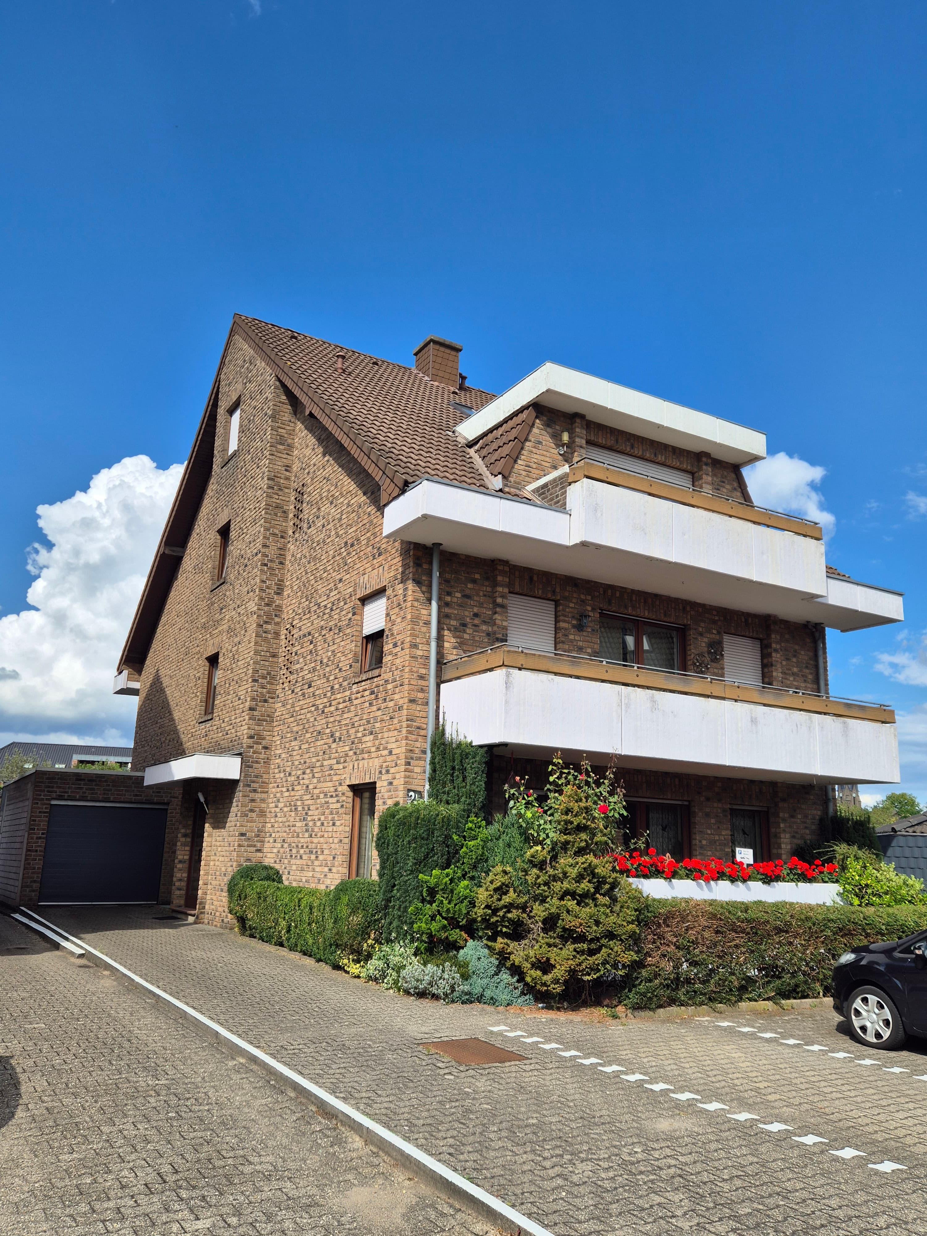 Vermietete Dachgeschosswohnung mit Balkon – Kapitalanlage in Grevenbroich