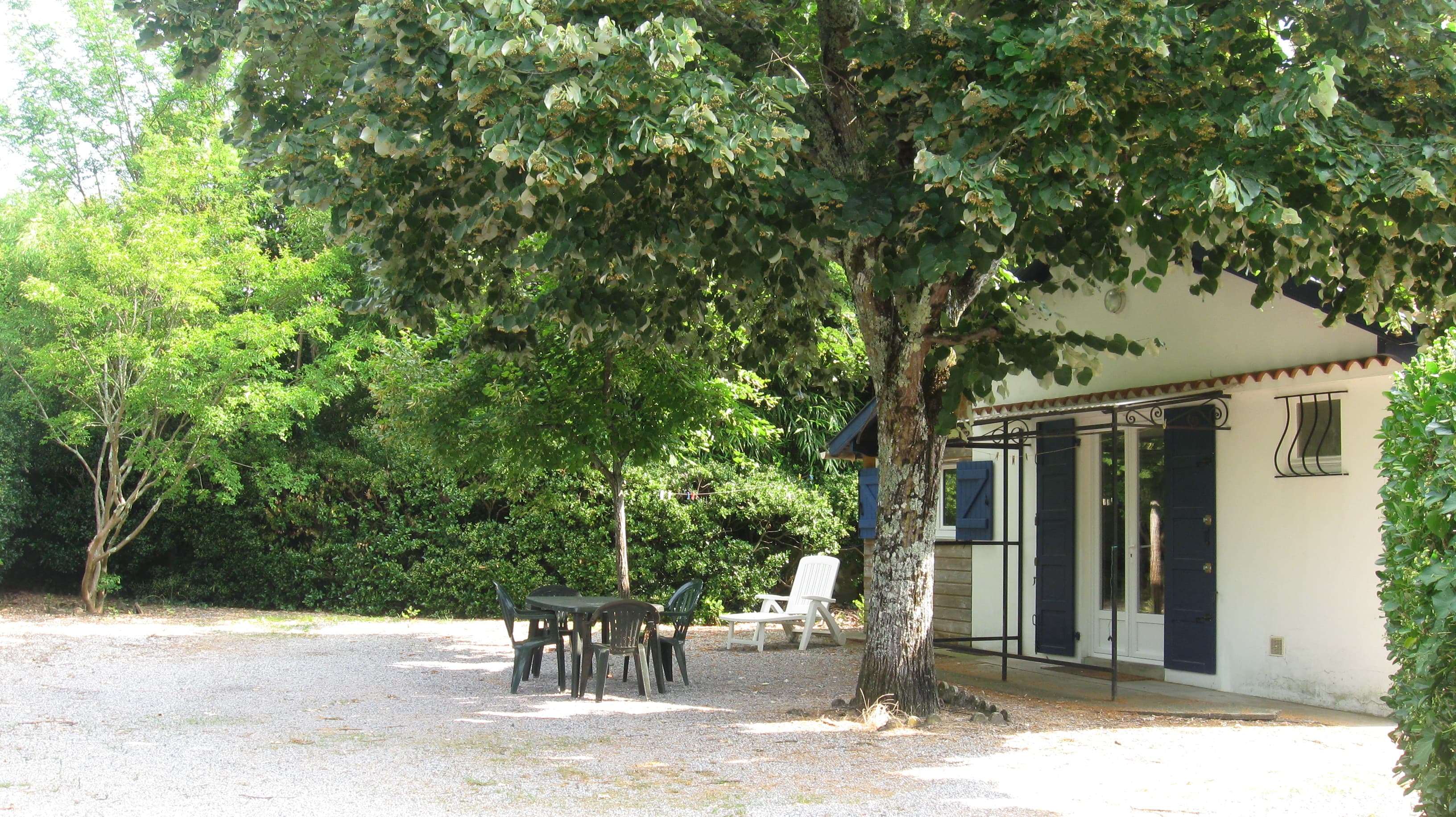 petite maison à Léon dans les landes tout à pied ou vélo 1km lac naturel et 5km plages