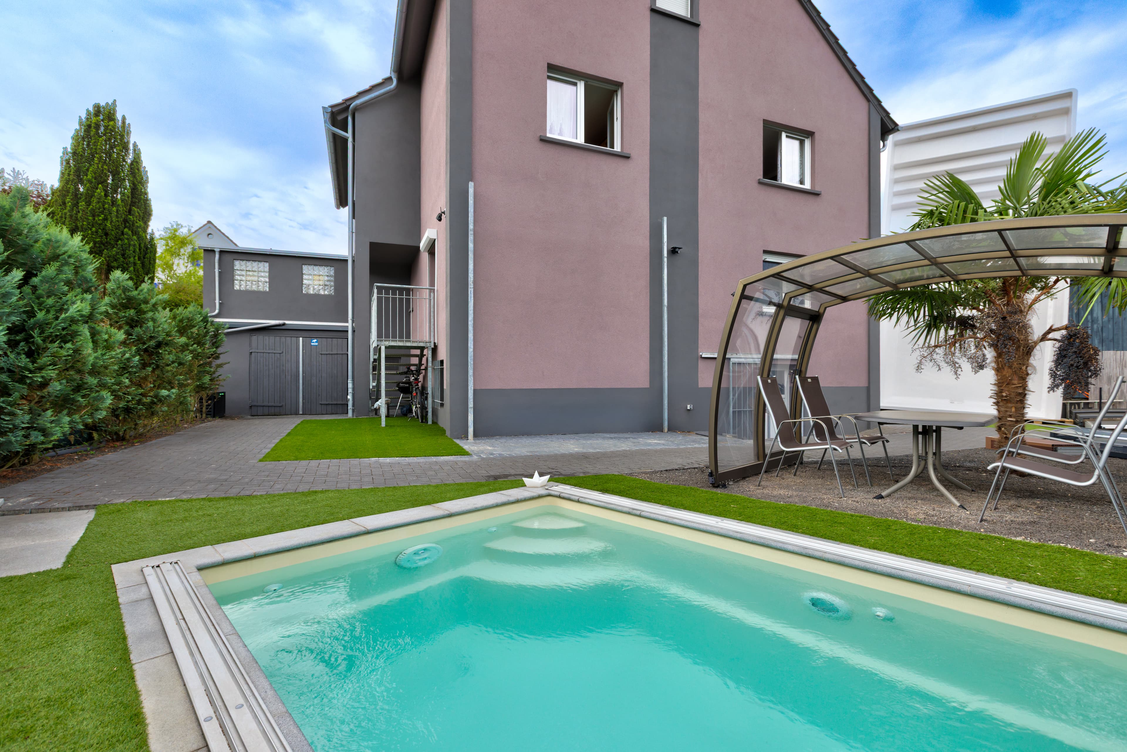 Vielseitiges Wohninvestment mit Pool, Ausbaureserve und attraktiven Mieteinnahmen