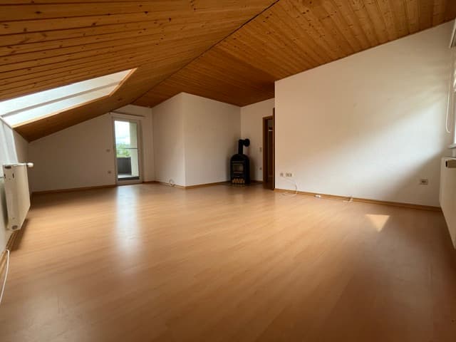 Zum Verkauf eine helle Eigentumswohnung mit Charme in kleiner Wohnanlage (3 Einheiten). 3 Zimmer (Wohnen, Schlafen, Büro) - Küche mit Holzeinbauküche und hochwertigen Elektrogeräten - Bad mit Badewanne Dusche WC Waschtisch BALKON und Stellplatz in kl Anlage mit WEITBLICK Zum Verkauf steht eine heimelige ETW in ruhiger Lage im OT Mönchröden - 96472 Rödental Dachgeschoss (hoher Kniestock) mit Balkon in einem 3 Familienhaus in ruhiger Lage mit Weitblick Zur kleinen Führung: Von der Haustüre gelangt man übers Treppenhaus zur Wohnung im OG mit folgender Aufteilung: ♦Wohnzimmer (Kaminofen) mit Zugang zum Balkon ♦Schlafzimmer ♦Büro ♦Küche mit EBK ♦Tageslichtbad mit Badewanne, Dusche, Waschtisch & WC ♦Kellerraum mit Waschmaschinen- und Trockneranschluss neben dem Heizraum ♦Stellplatz rechts vom Haus Besonderheiten: ♦ab März 2026 mietfrei ♦Rücklagen/Instandhaltung wurde gebildet und gehen an den neuen Eigentümer ♦Außenjalousien ♦Wärme-Warmwasser: Gas-Zentral-Heizung neu in 2020 ♦in der DG-Wohnung ist ein verbauter Kaminofen (dieser müsste gemäß neuer Verordnung aufgerüstet oder ersetzt werden ♦Rücklagen wurden für das Haus gebildet und gehen an den neuen Eigentümer über Der Energieausweis wurde in Auftrag gegeben und wird bei der Besichtigung vorgelegt. Ein Stellplatz befindet sich rechts vom Haus und ist im Kaufpreis enthalten. Die Gartenarbeiten (Rasen u. Rückschnitt) wurden extern vergeben. Lage: in ruhiger Wohnlage in einem Ortsteil von Rödental. Kurze Wege zum Einkaufen und gute Verkehrsanbindung zur Autobahn und Bahnhof Gerne können wir einen Besichtigungstermin nach vorheriger Absprache vereinbaren. Kaufpreis: auf Anfrage € (VB) Maklercourtage: 3,57 % (inkl. 19 % MwSt.) Haftungsausschluss: Alle Angaben beruhen auf Aussagen des Verkäufers. Es erfolgt keine Überprüfung der Richtigkeit der Angaben und der zur Verfügung gestellten Dokumente. Trotz regelmäßiger Prüfung von Daten, Bildern und Informationen übernehme ich keine Haftung für die Richtigkeit der Angaben. Ebenso wenig für die Verfügbarkeit des Angebotes bei Verkauf.