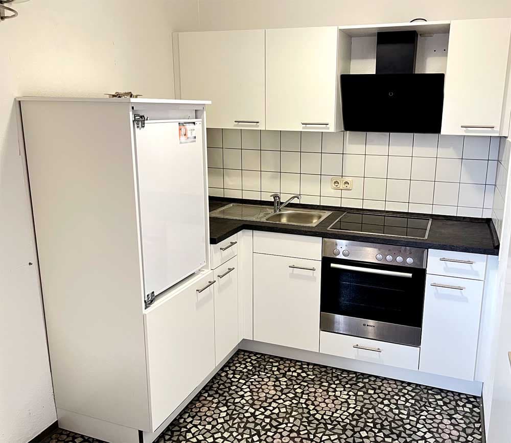 1 Zi- APARTMENT (Kü-Zeile neu) Bad (Du WC Waschtisch) KG Stellplatz