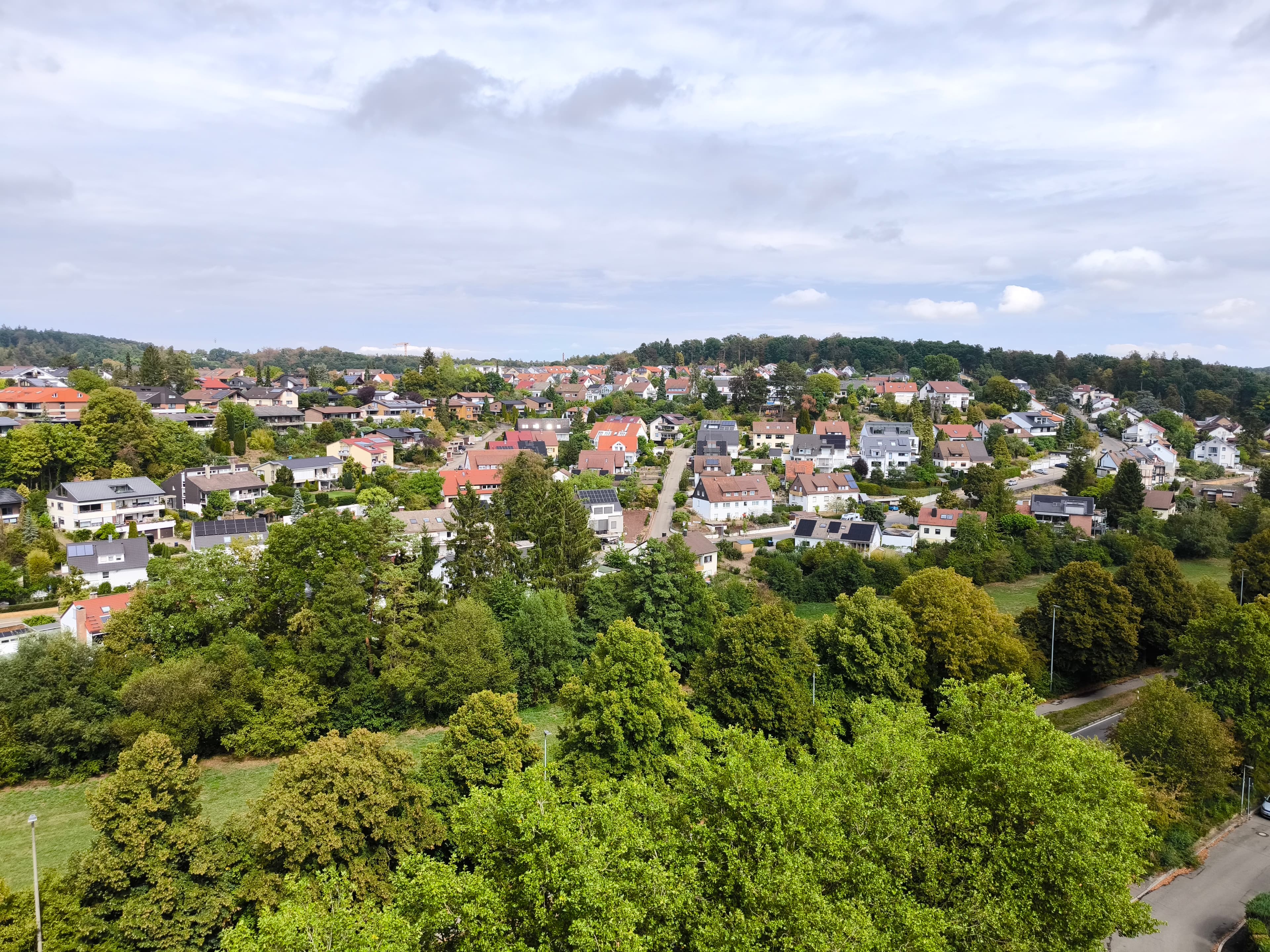 Helle 1-Zimmer-Wohnung mit Südostbalkon, traumhafter Aussicht und außergewöhnlich viel Stauraum in Böblingen