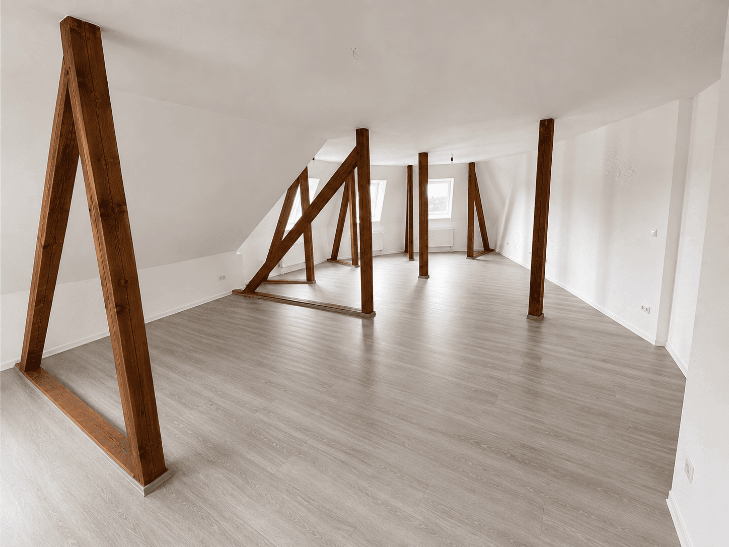 Einzigartige Dachgeschosswohnung - offene Küche, Bad mit Badewanne und Fenster