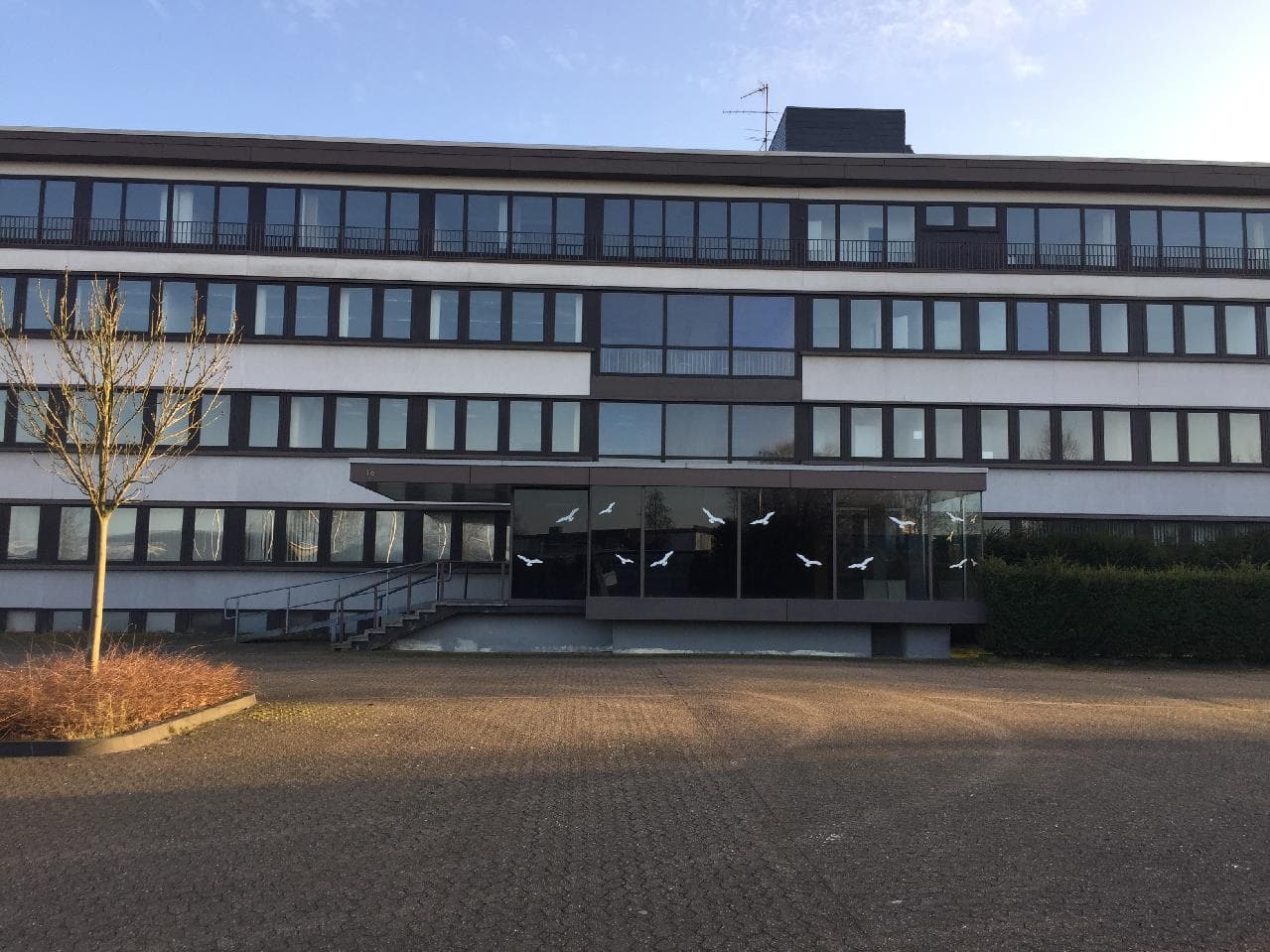 Klassisches Verwaltungsgebäude mit vielfältigen Nutzungsmöglichkeiten und ca. 2.000 m² Parkplatz