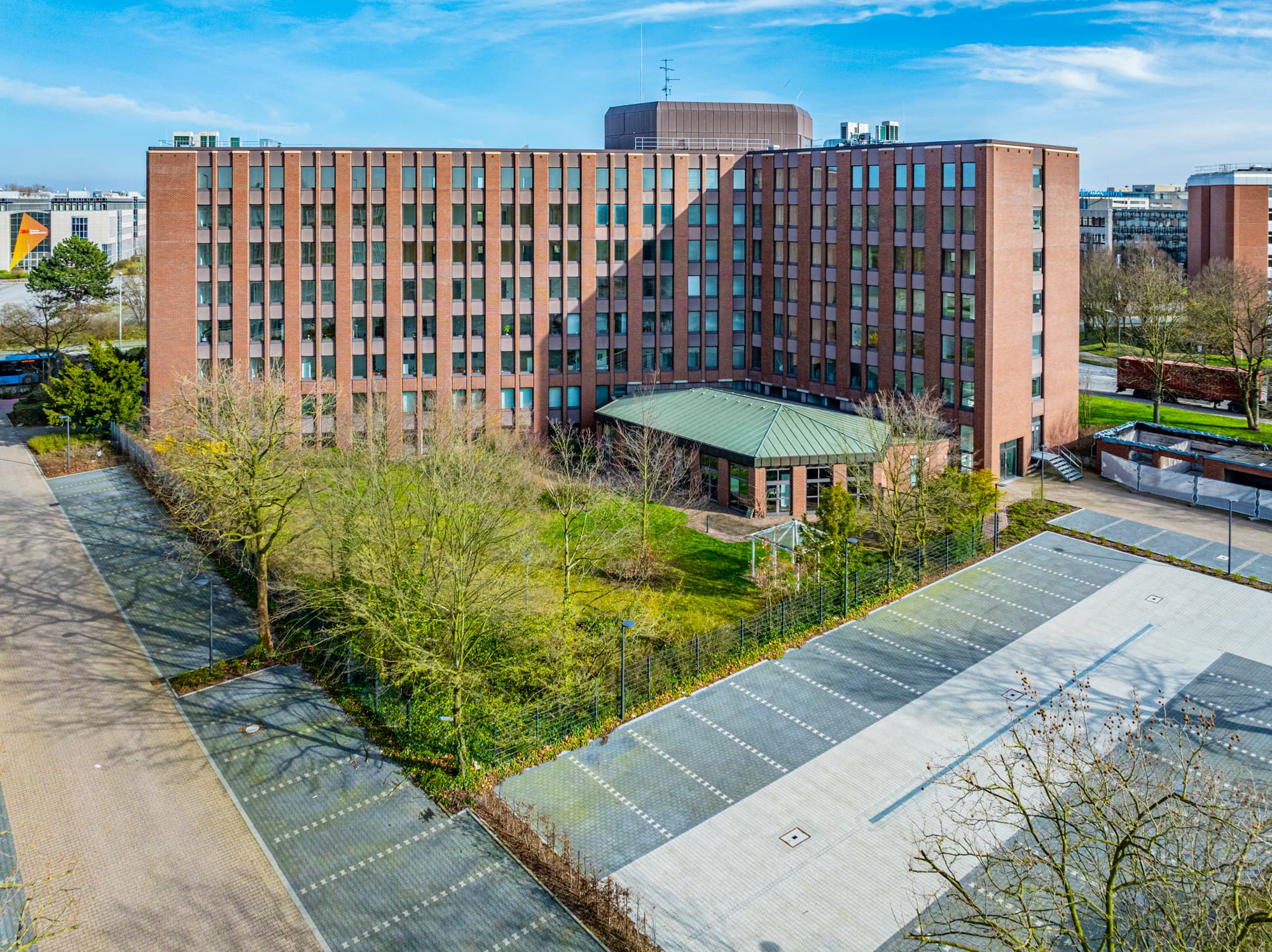 Revitalisierung! Moderne Büroflächen auf großem Grundstück mit einladendem Gartenbereich