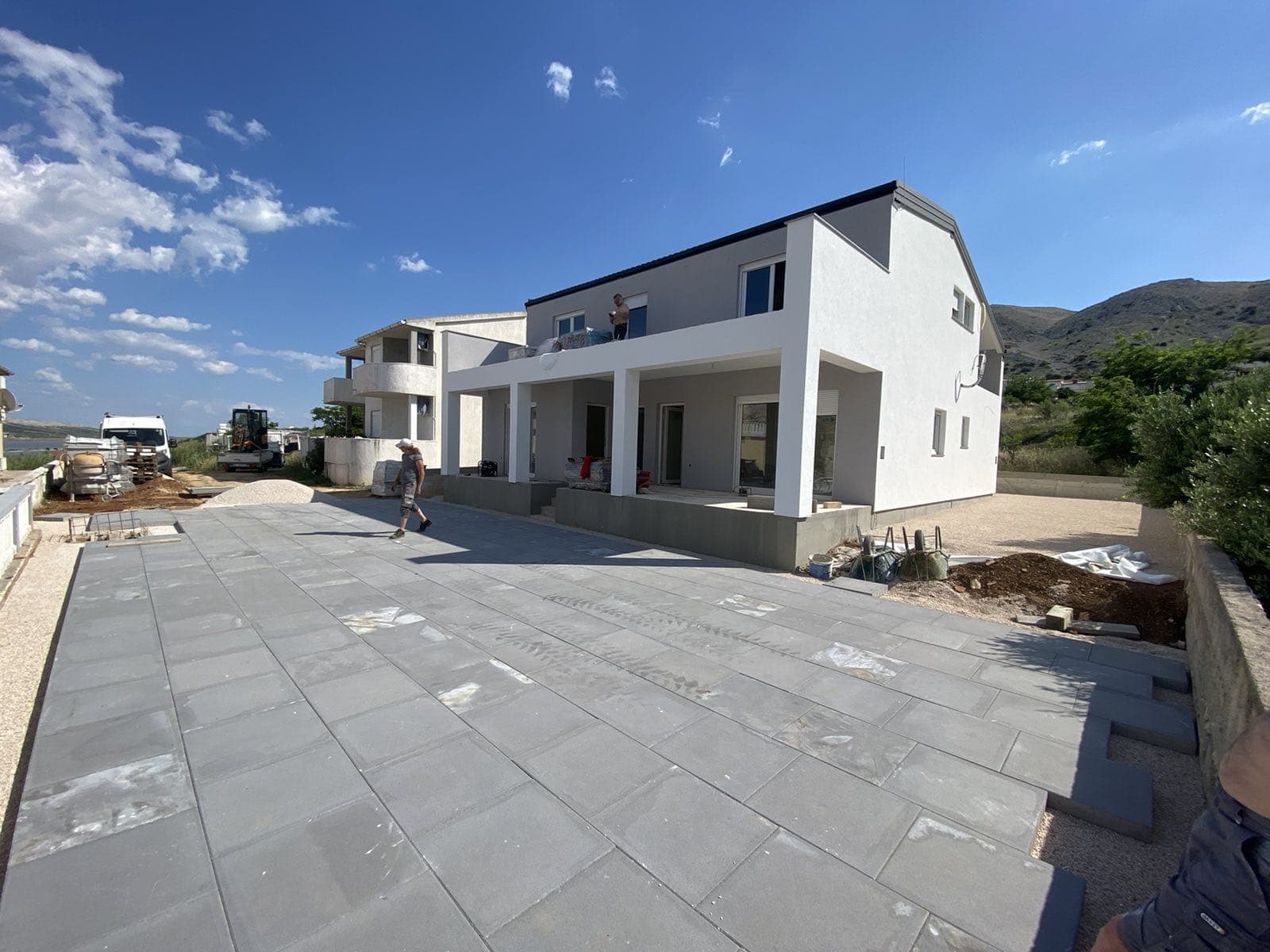 Haus mit 3 Wohnungen auf der Insel Pag, neu gebaut