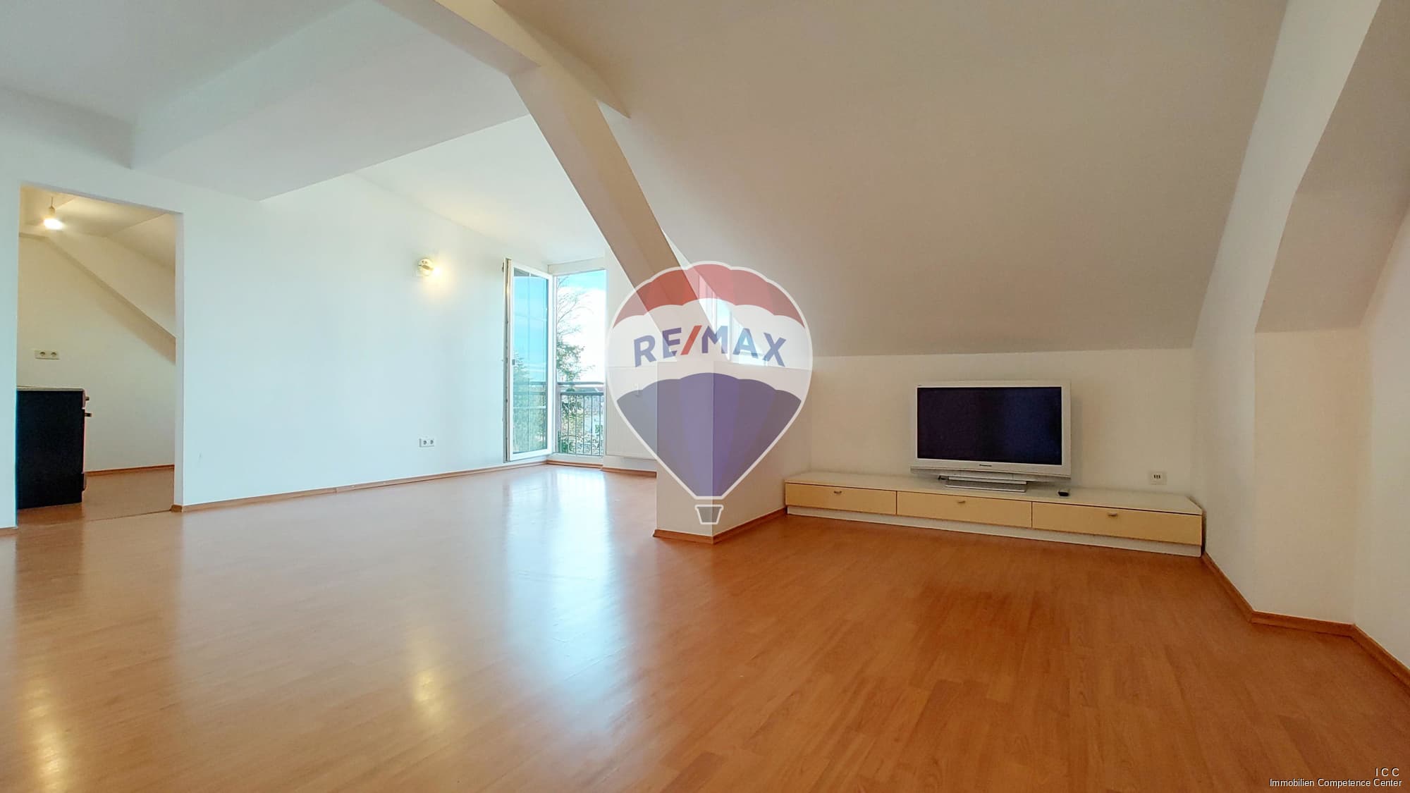 # PROVISIONSFREI FÜR DEN KÄUFER #
4-Zimmer-Dachgeschoss-Wohnung
zum Verkauf in Baar-Ebenhausen
