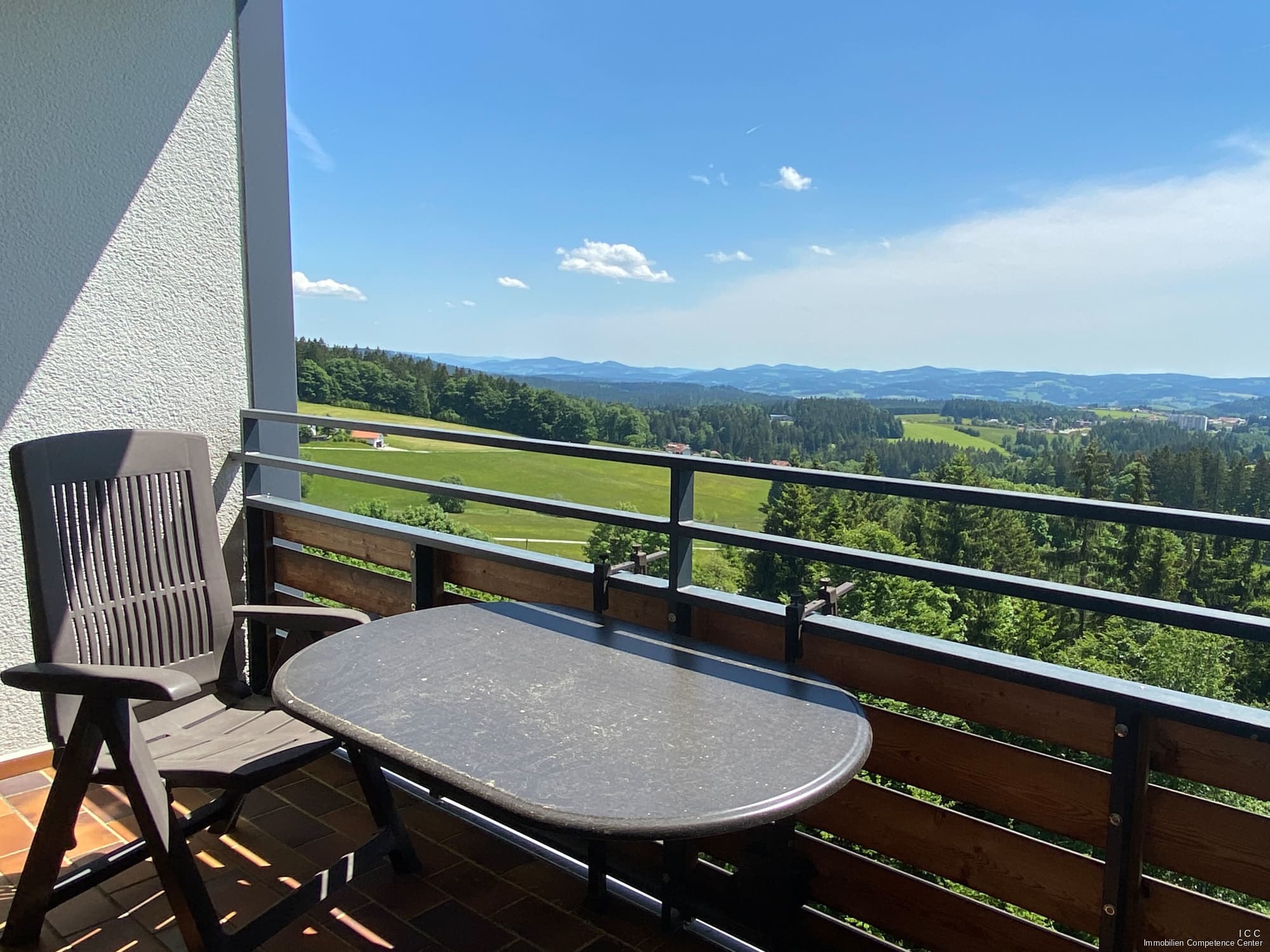 Zwei-Zimmer-Apartment
mit Weitblick über den Bayrischen Wald
Gemeinschaftsanlage mit Pool und Sauna