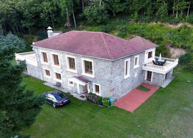 Alleinlage und Möglichkeit zum Poolbau: Landhausvillenanwesen in der Ardèche