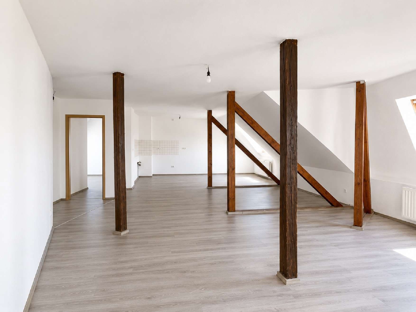 Einzigartige Dachgeschosswohnung - offene Küche, Bad mit Badewanne und Fenster