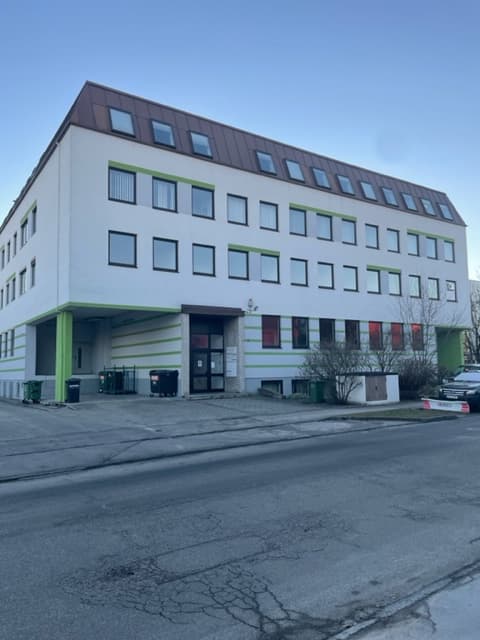 Lager mit Bürofläche in Graching Hochbrück