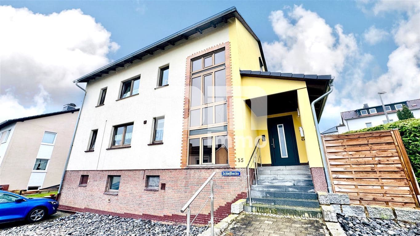 Umfangreich teilsaniertes Dreifamilienhaus mit Garage + PV Anlage und großem Garten