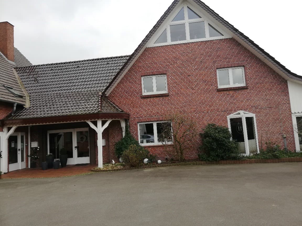 Hofstelle mit 3-Familienhaus und Hallen