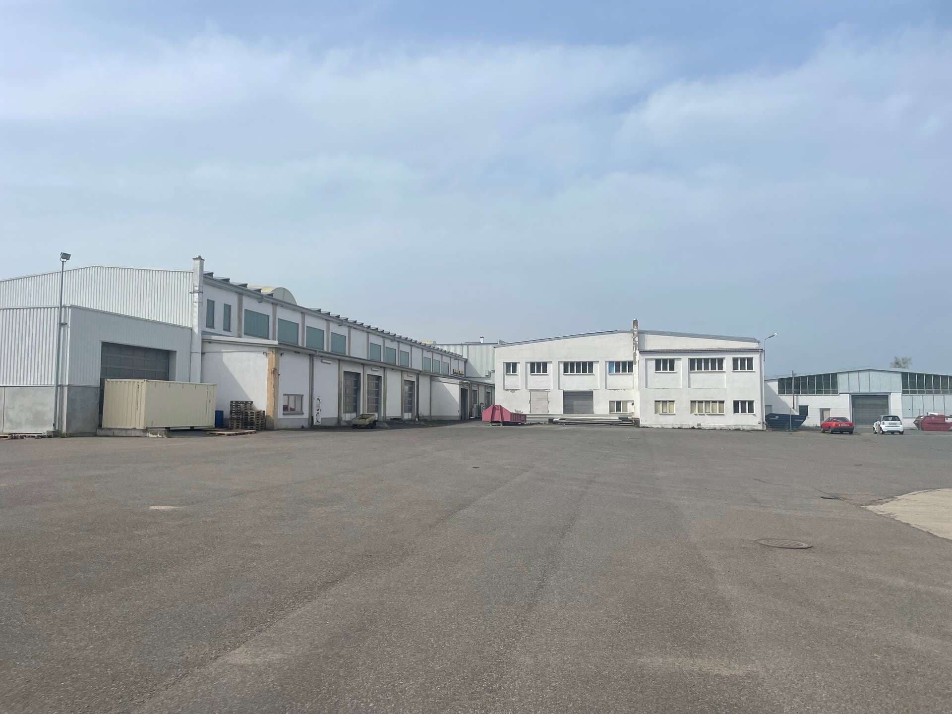 3 Lagerhallen mit Bürogebäude, Garagen und Freiflächen auf ca. 30.000 m² Grundstück