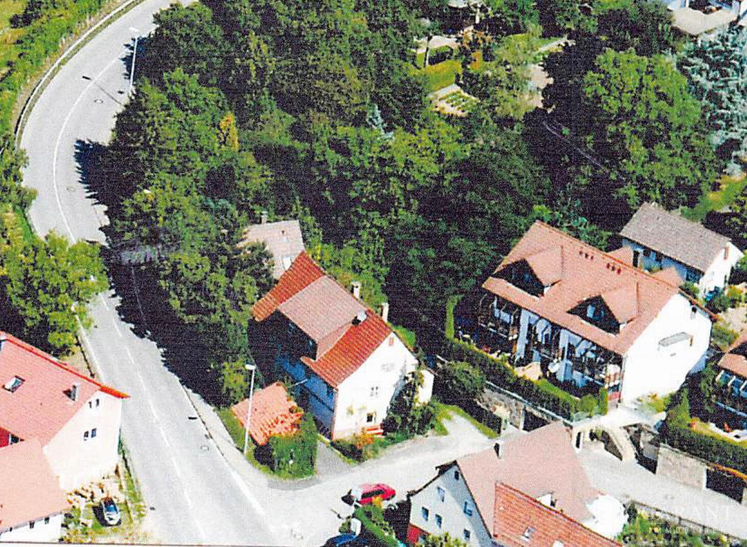Bauplatz mit zwei großen Gewölbekellern
