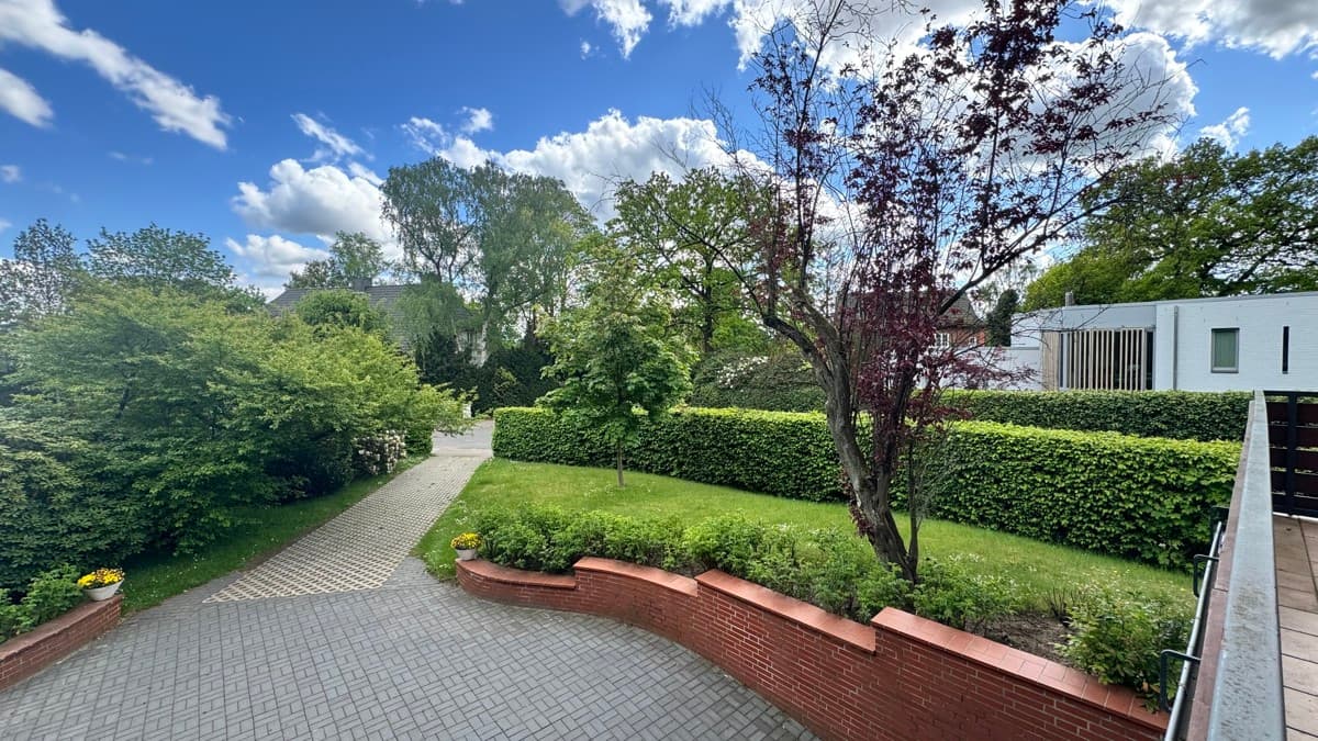 Sanierte Eigentumswohnung mit großem sonnigen Balkon in Hamburg-Blankenese!