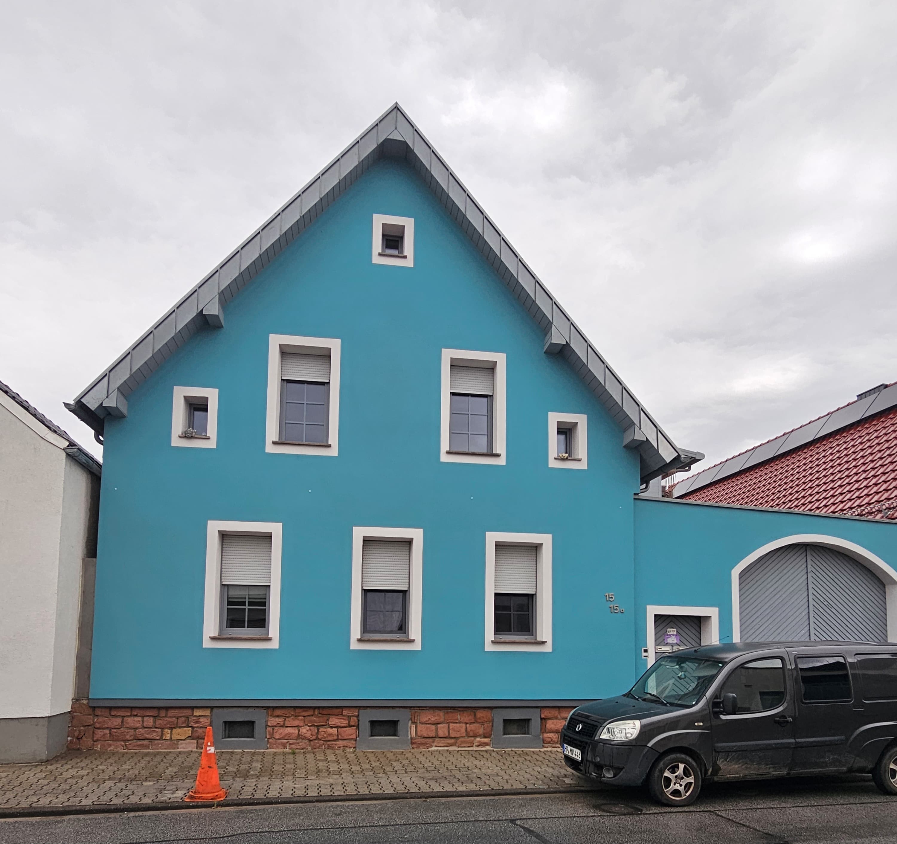 ~~ GEPFLEGTES SANIERTES EINFAMILIENHAUS MIT BALKON, STELLPLATZ, INNENHOF UND NEBENGEBÄUDE ~~