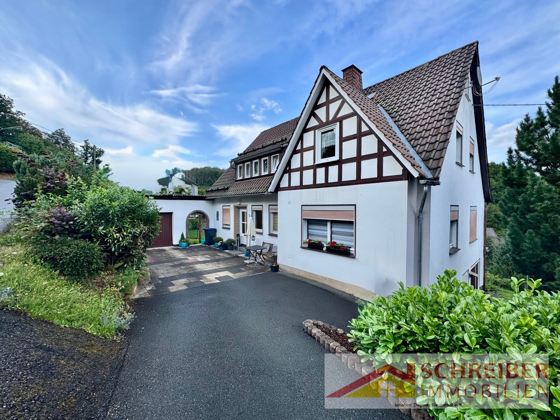 Gepflegtes Zweifamilienhaus mit Terrasse und Balkon in Bad Berleburg-Arfeld