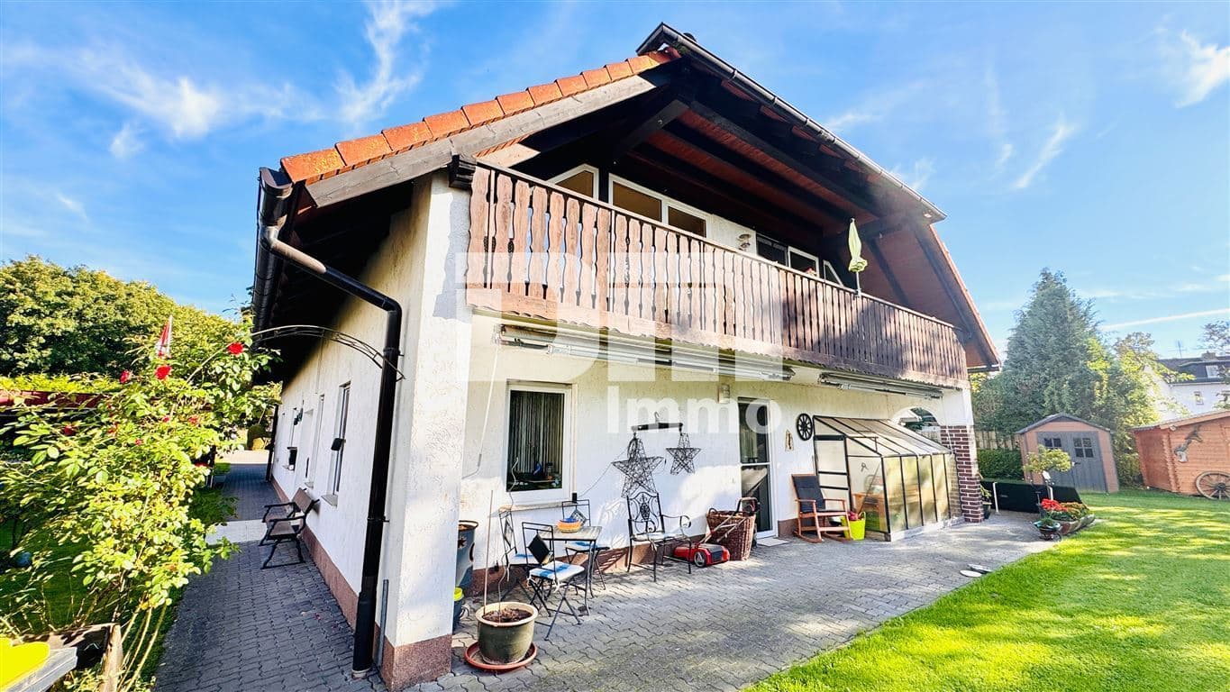Modernes Ein-/Zweifamilienhaus mit PV Anlage und großer Doppelgarage auf herrlichem Anwesen